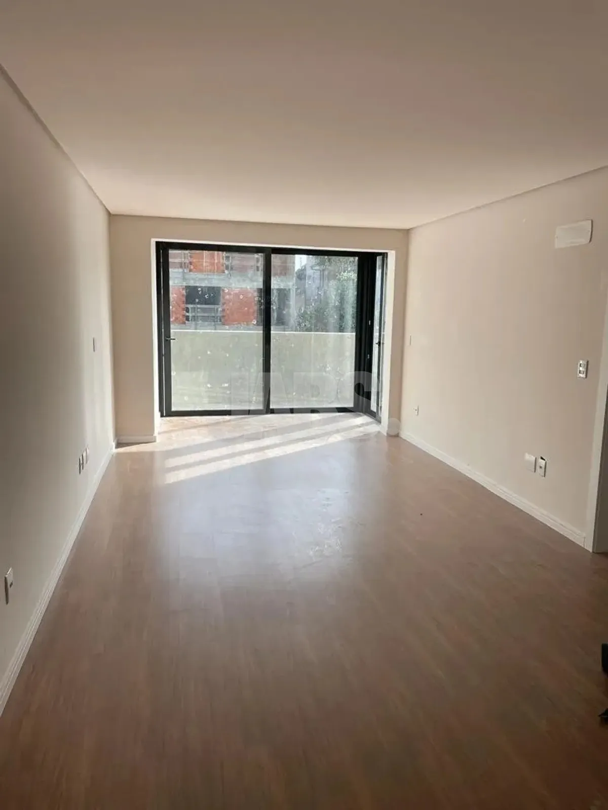 Sala com piso vinílico e luz natural