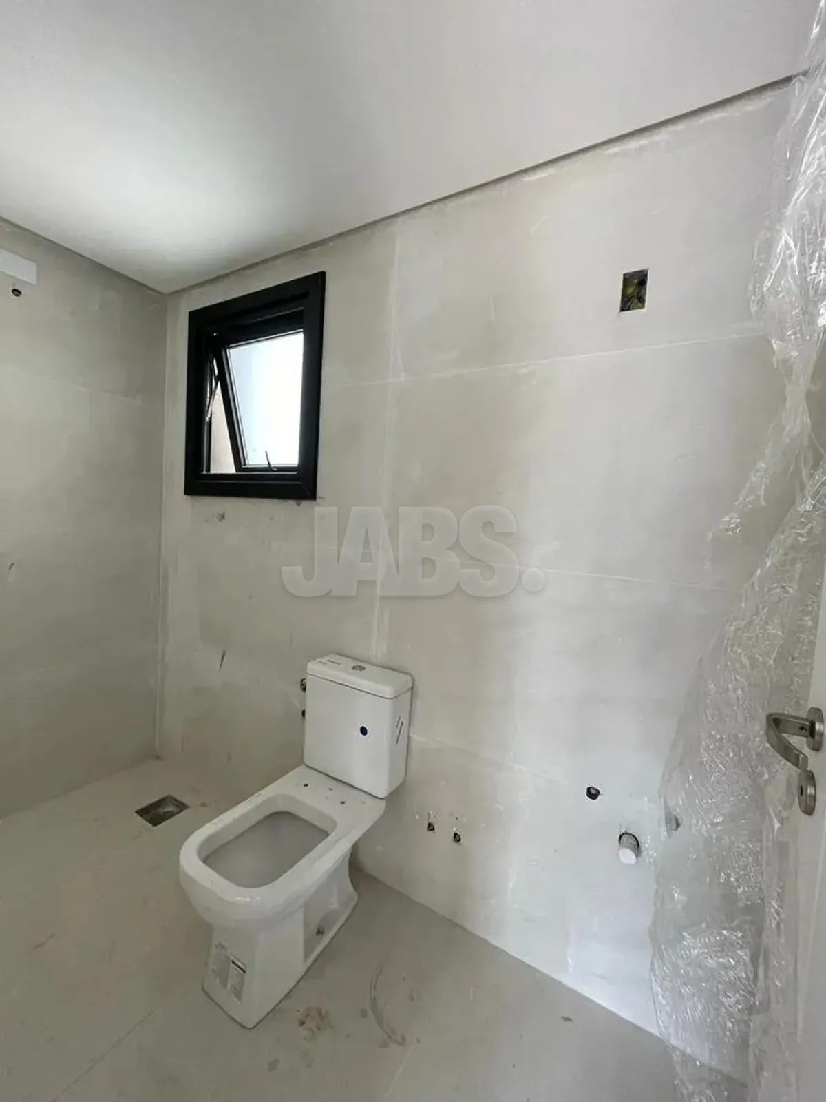 Banheiro com revestimento de porcelanato