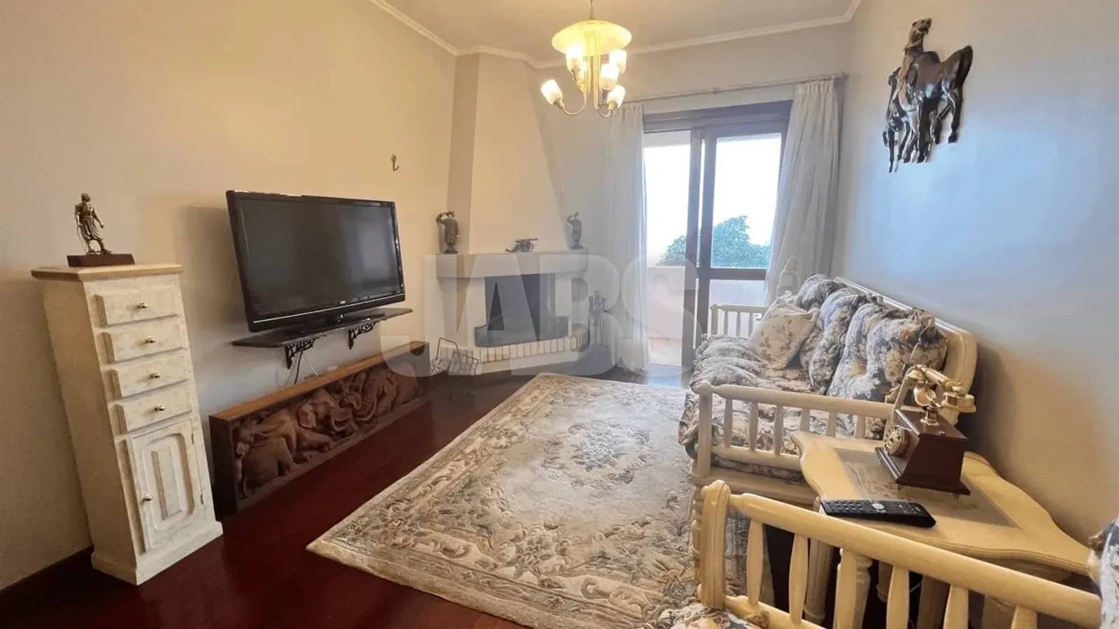 Sala de estar com lareira e porta para a sacada
