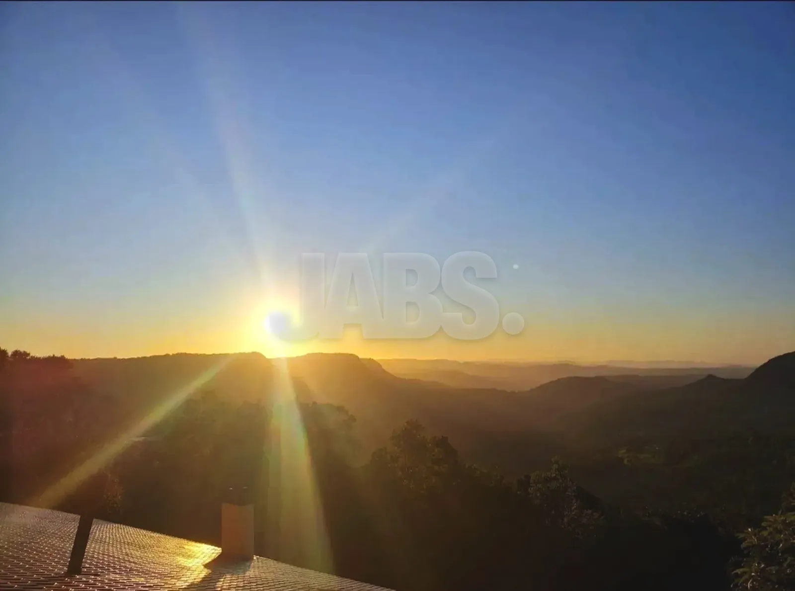 Sol nascendo sobre o vale