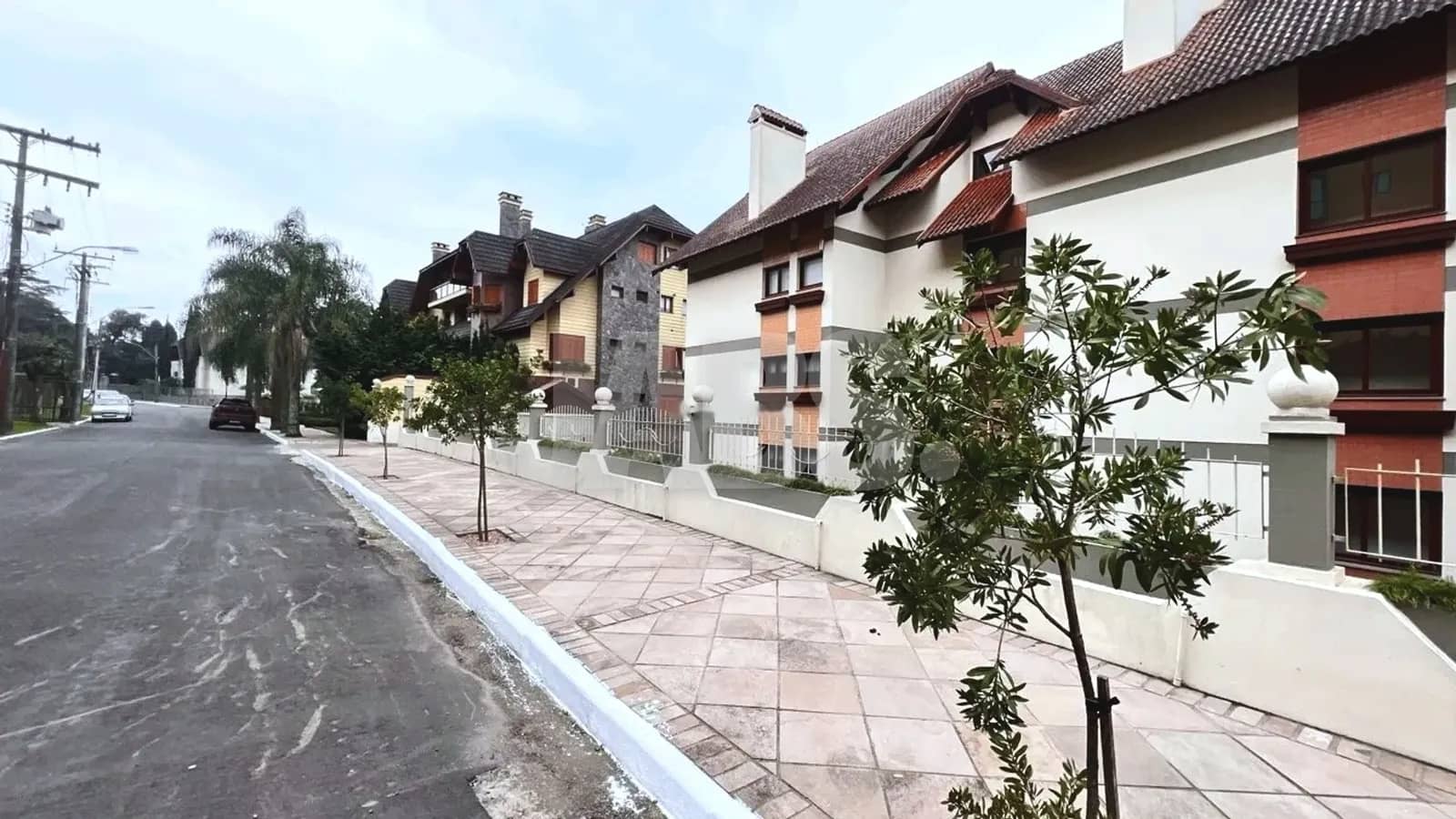 Prédio em estilo europeu na rua tranquila