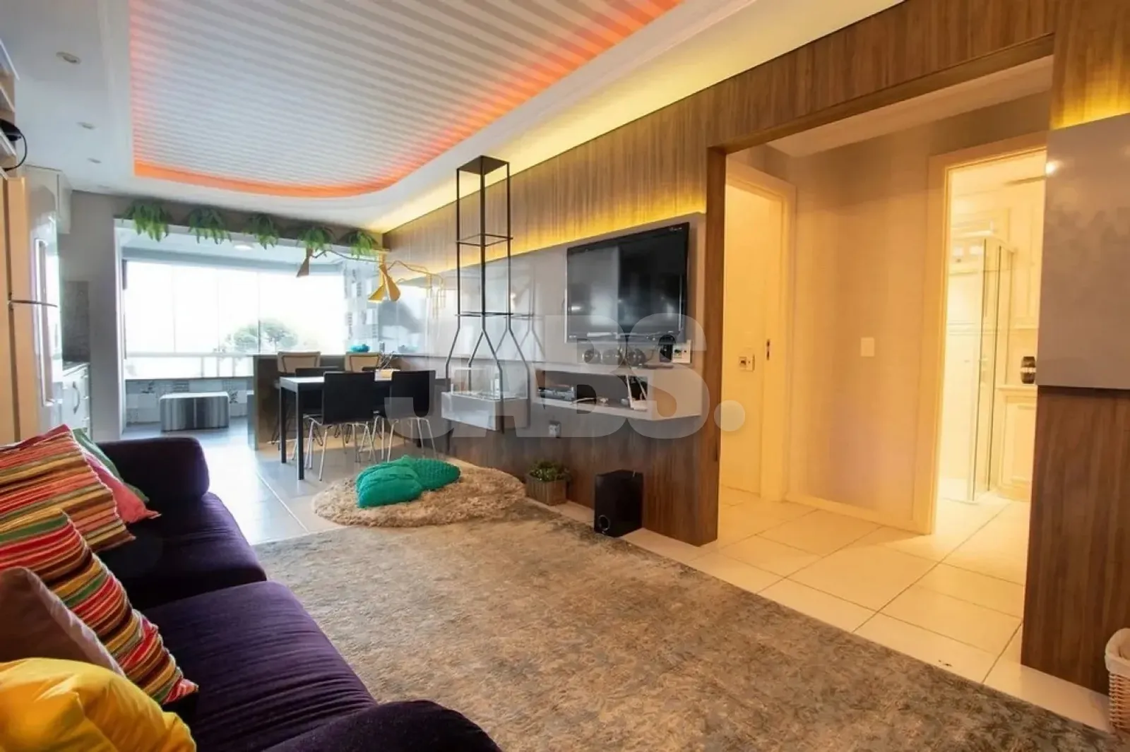 Living com sofá, sala de jantar e janela para o vale
