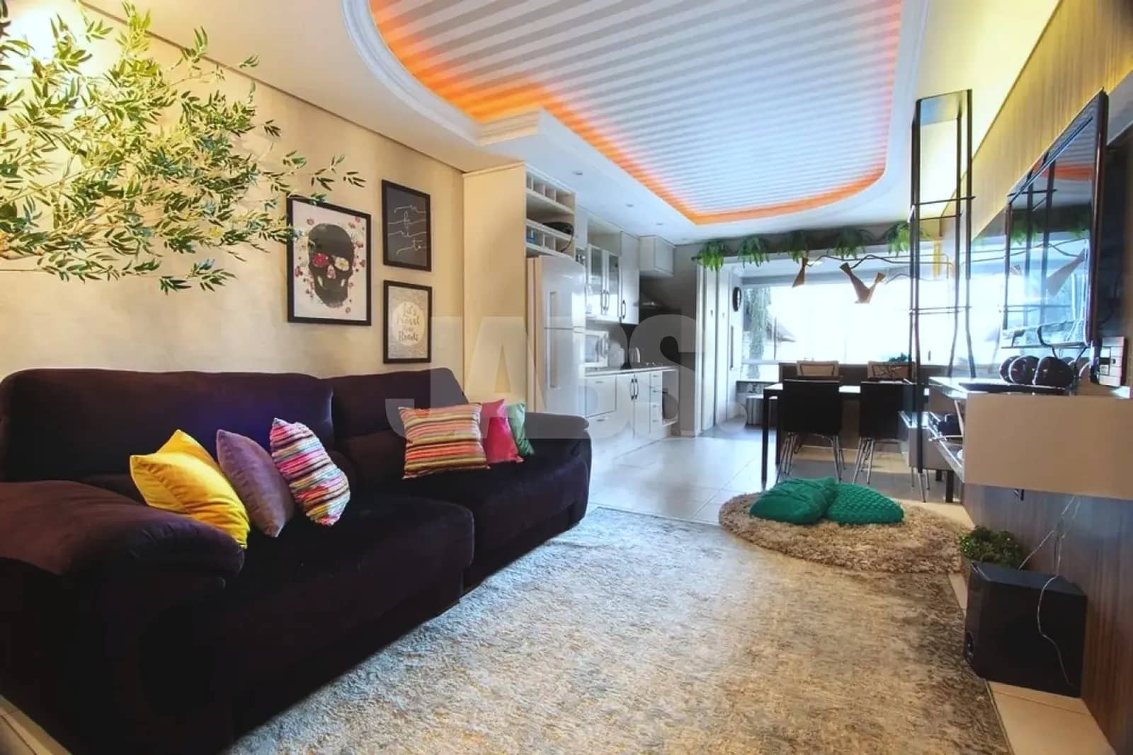 Sala de estar com sofá e iluminação indireta