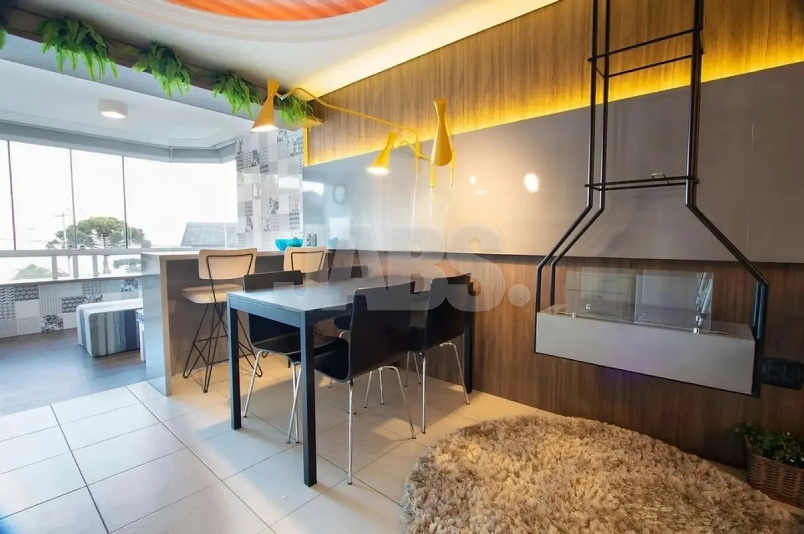Sala de jantar com lareira suspensa