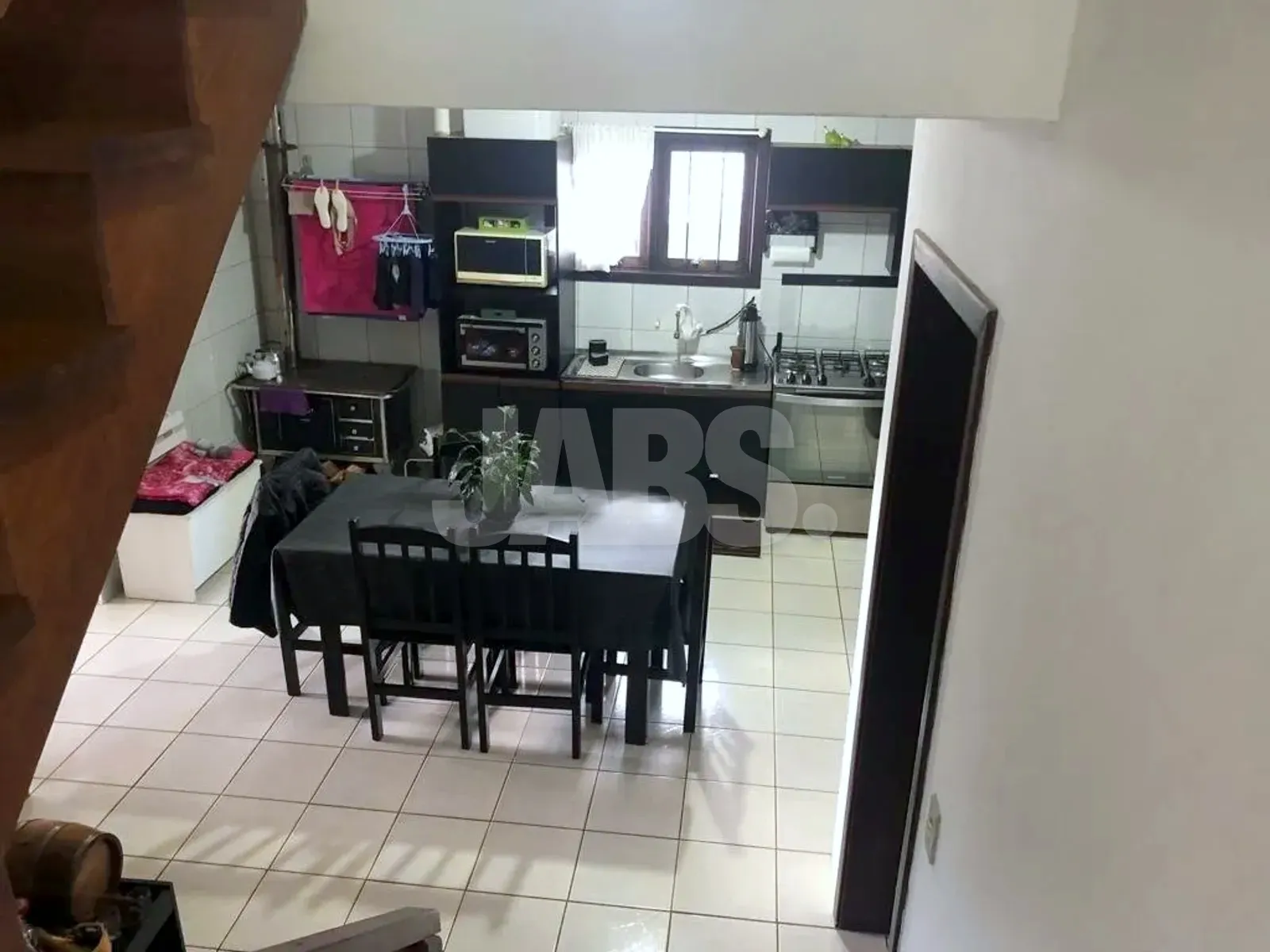Sala de jantar e cozinha vistas da escada