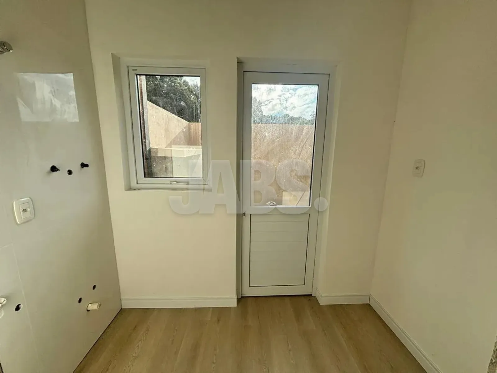 Cozinha com janela e porta para o pátio