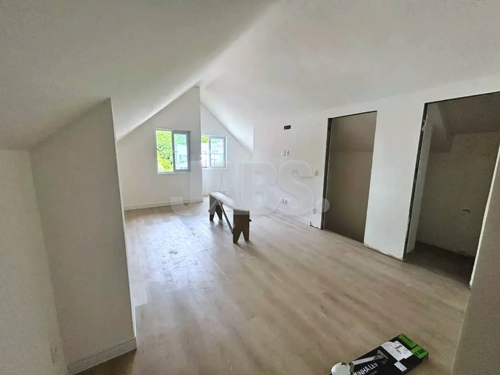 Suíte no andar de cima com teto inclinado