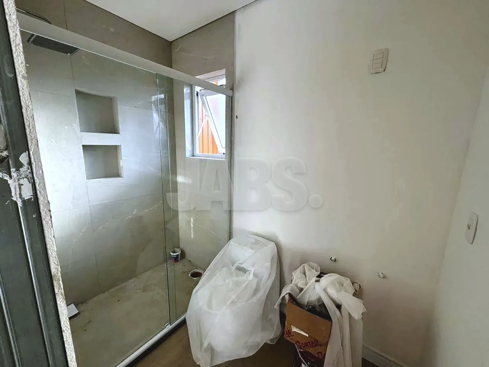 Banheiro com box de vidro