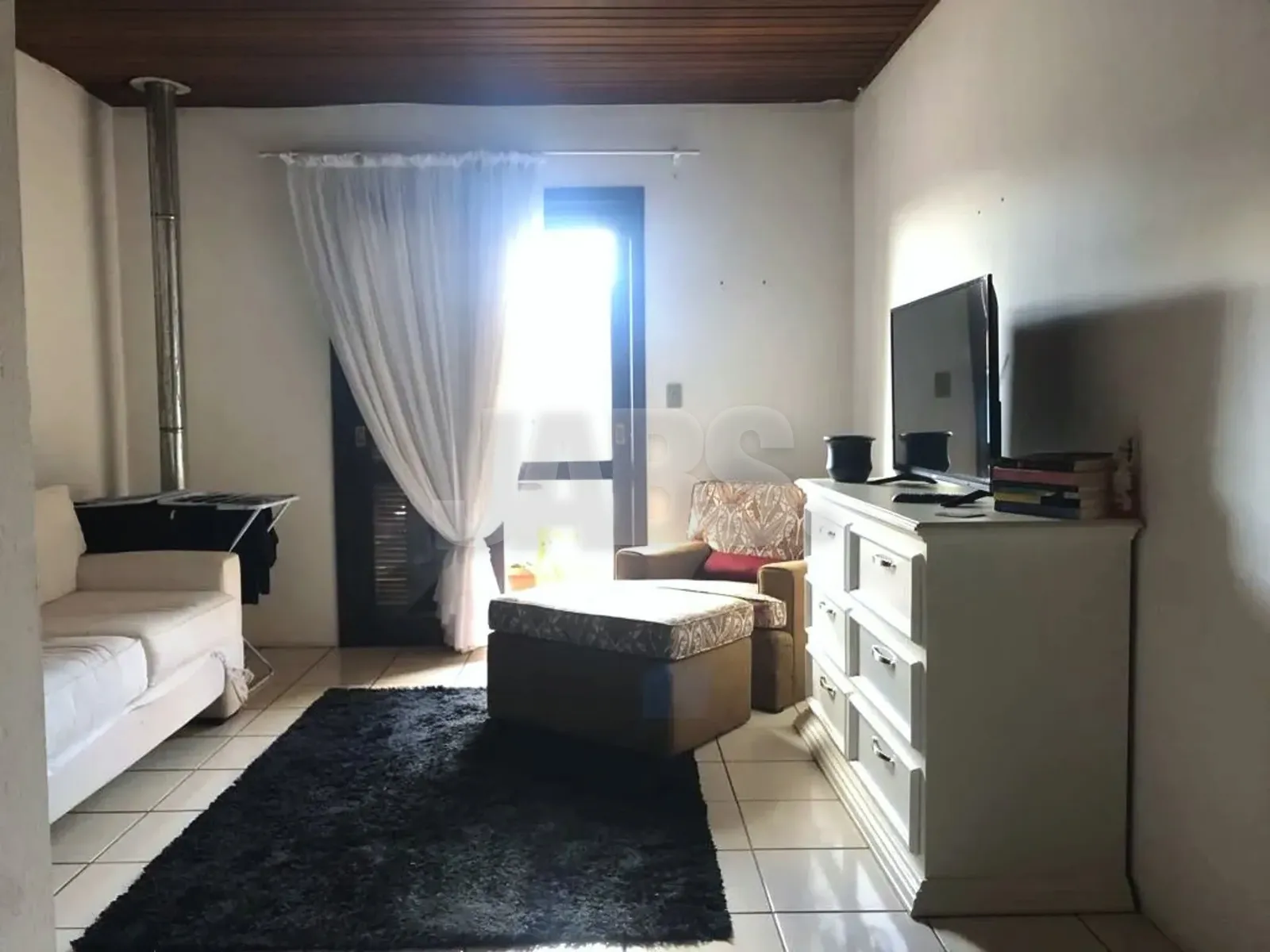 Sala com sofá e janela alta