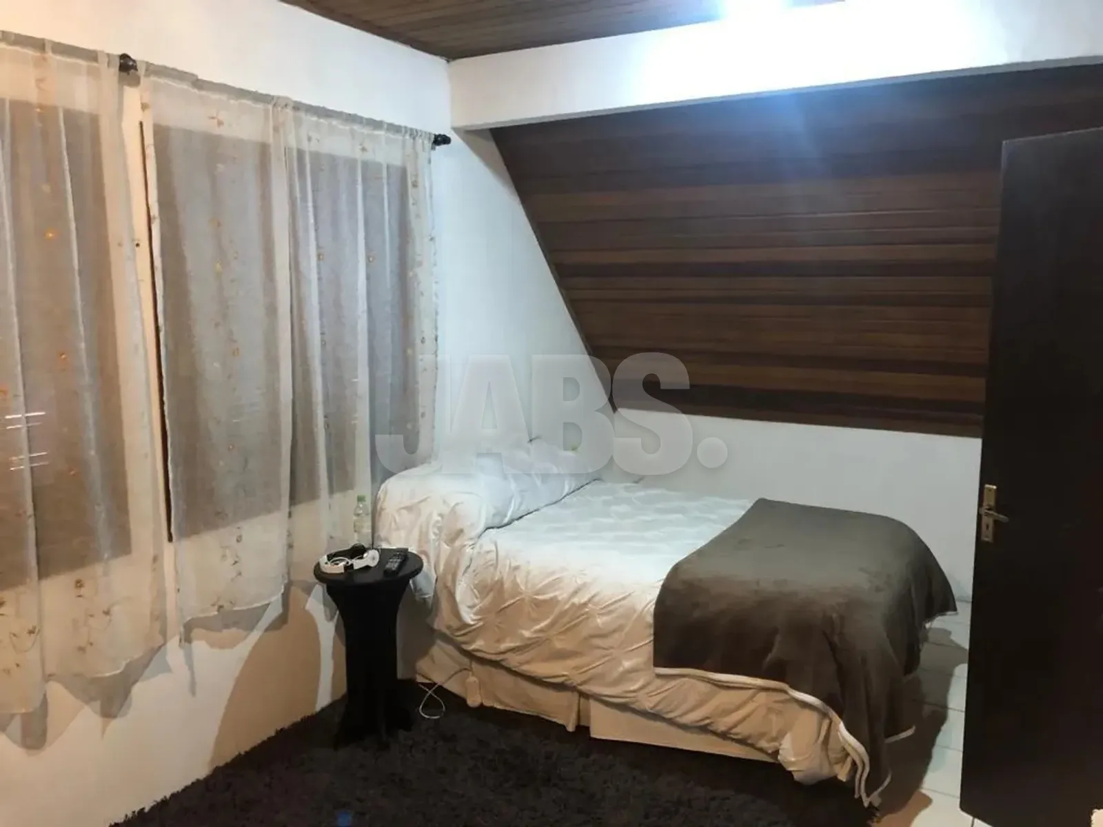 Dormitório com teto de madeira