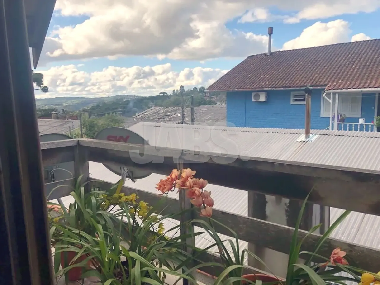Sacada com vista para os telhados e as montanhas
