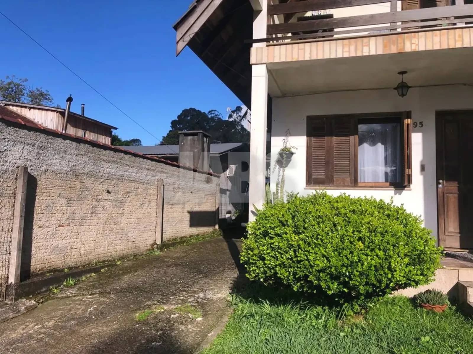 Entrada da casa com jardim