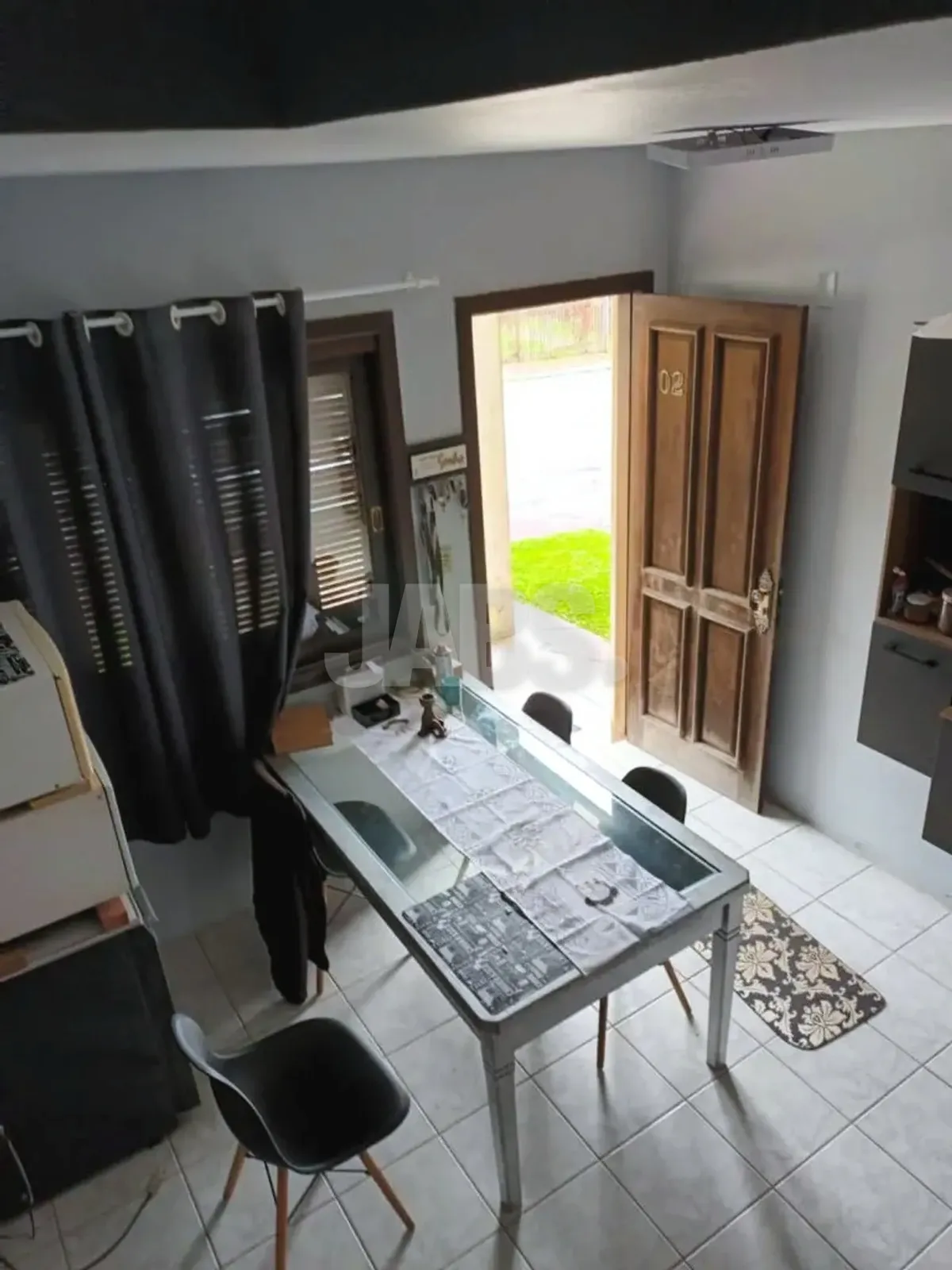 Sala de jantar com porta para o jardim