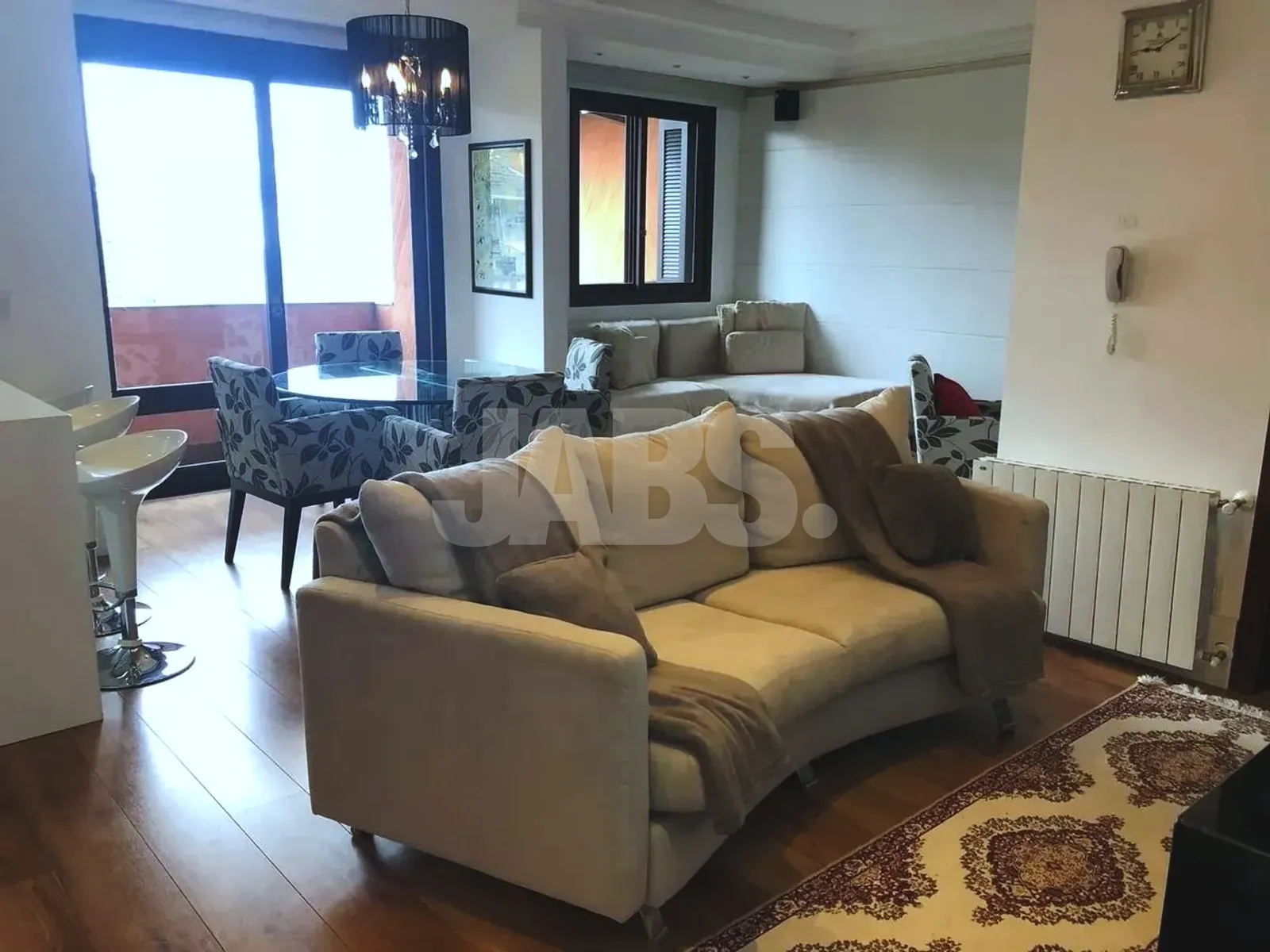 Sala de estar mobiliada com sofá e calefação