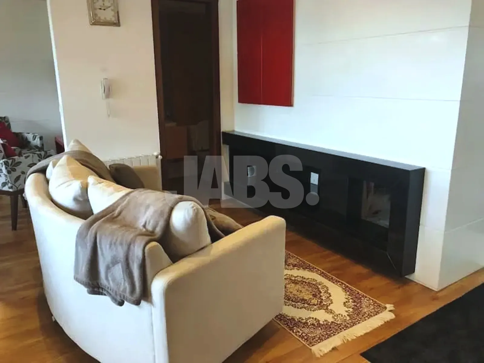 Lareira da sala com poltronas