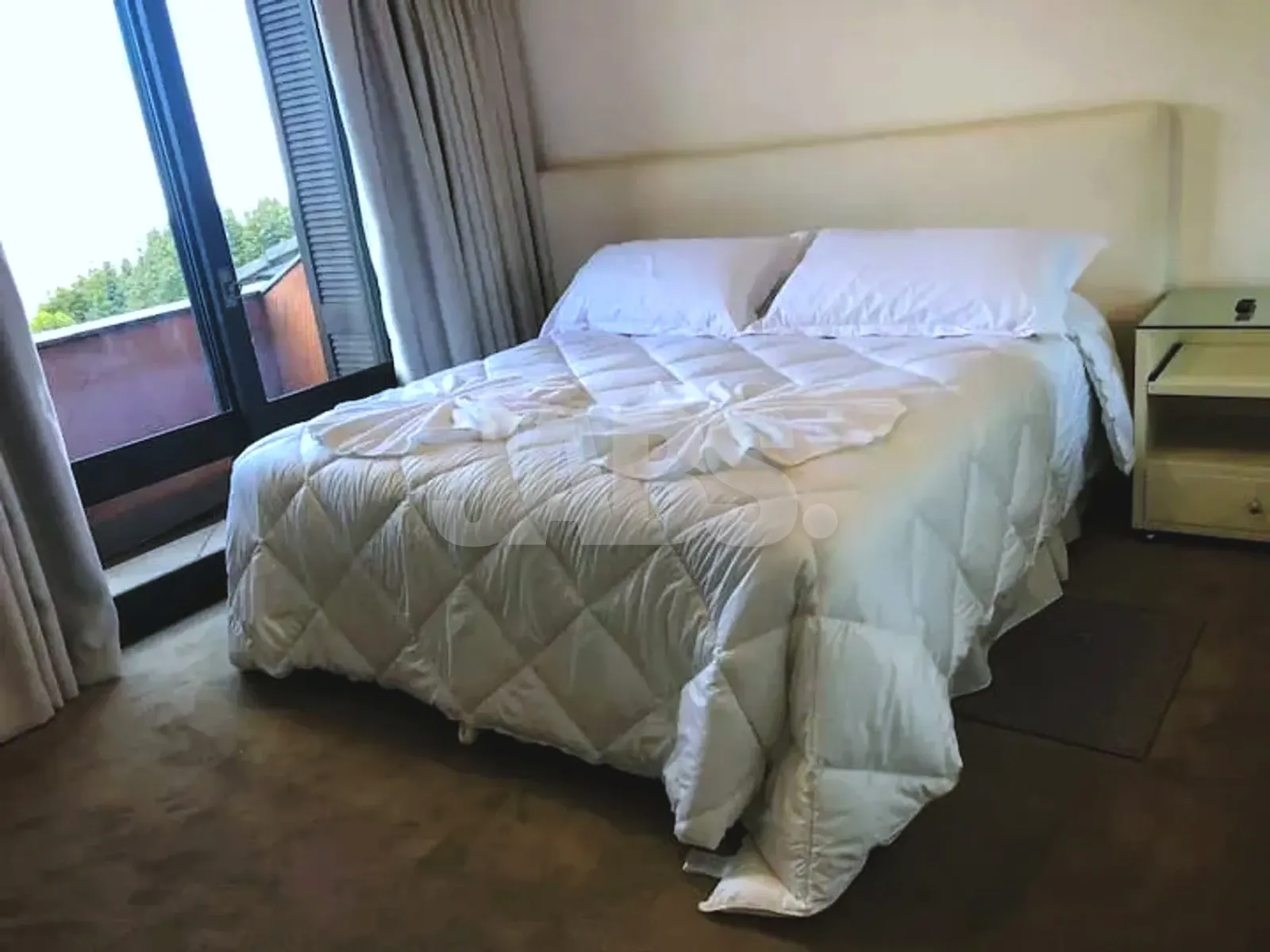 Suíte com cama de casal e janela