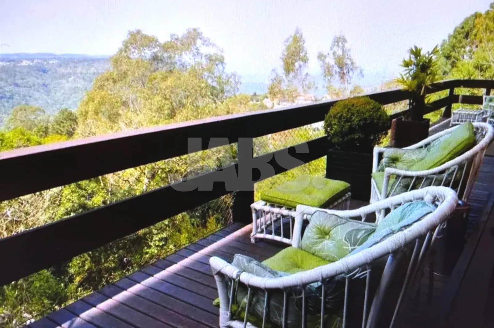 Deck com poltronas e vista para o vale