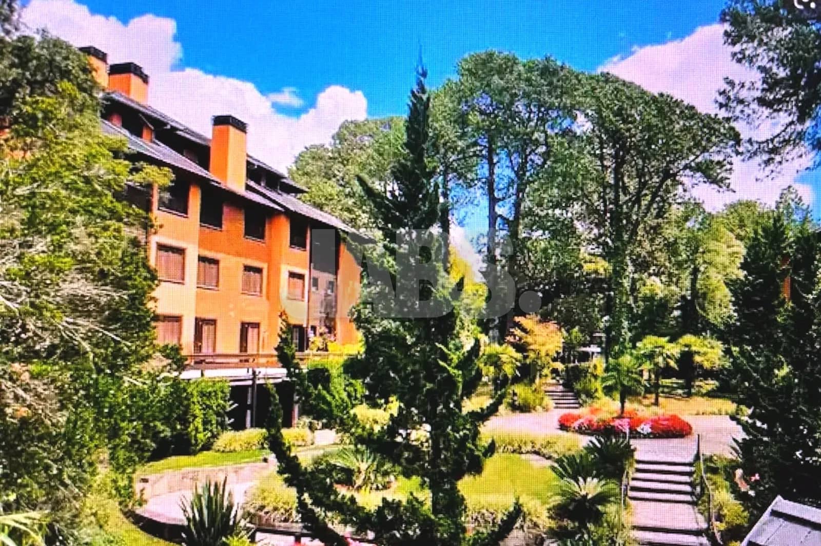 Jardins e prédios do condomínio em estilo europeu