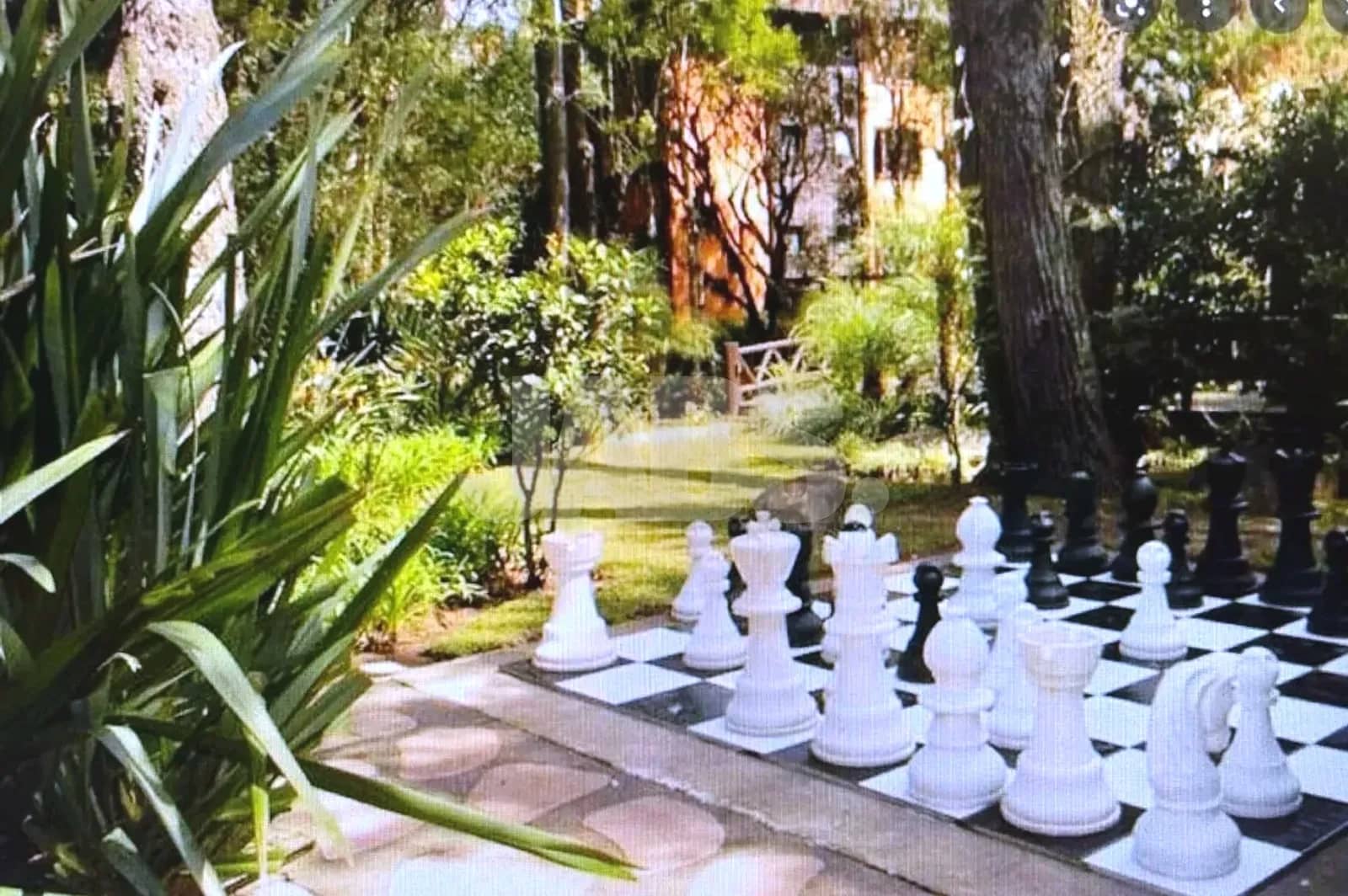 Xadrez gigante no jardim do condomínio