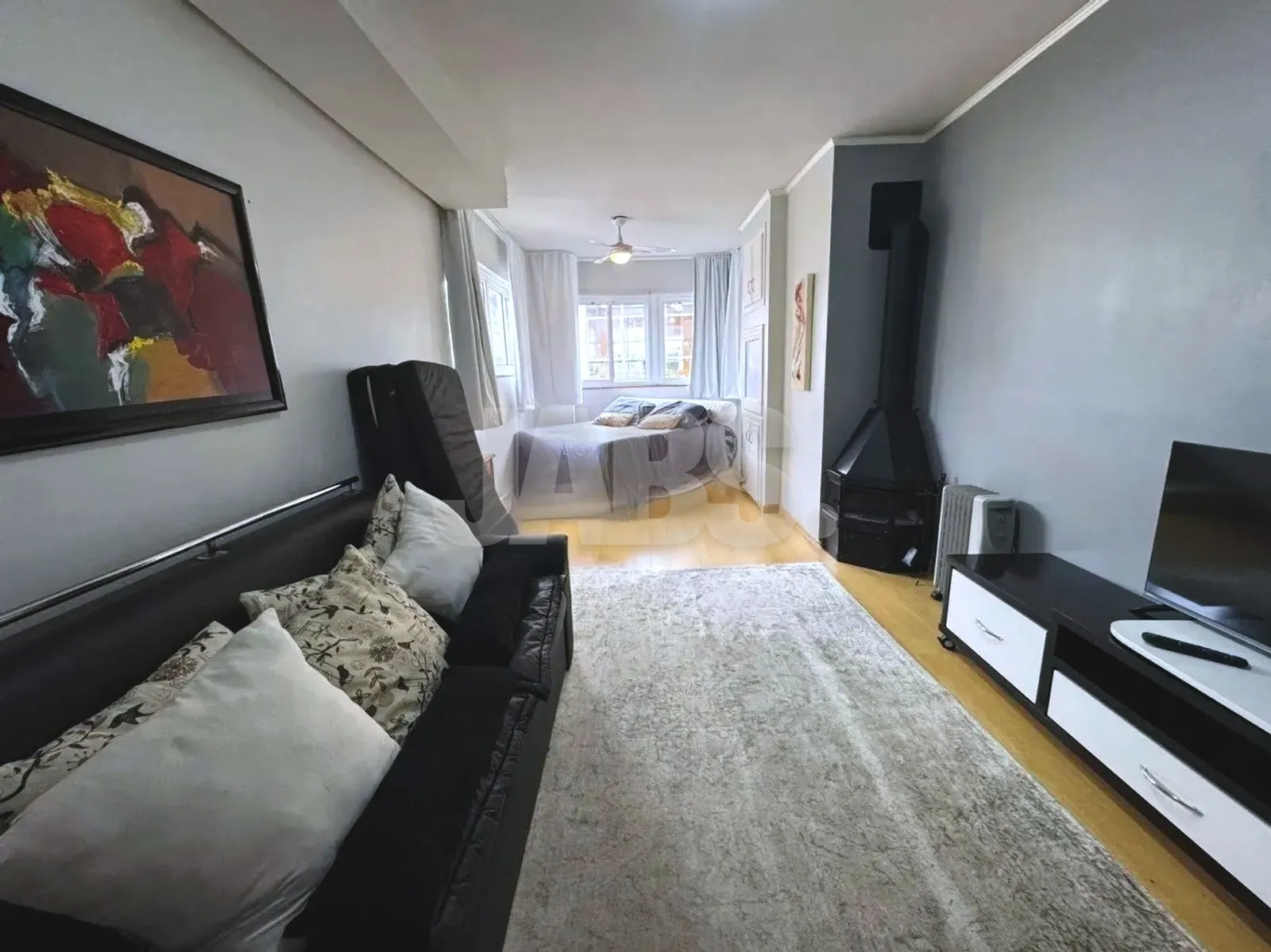 Loft visto da sala até o espaço de dormir