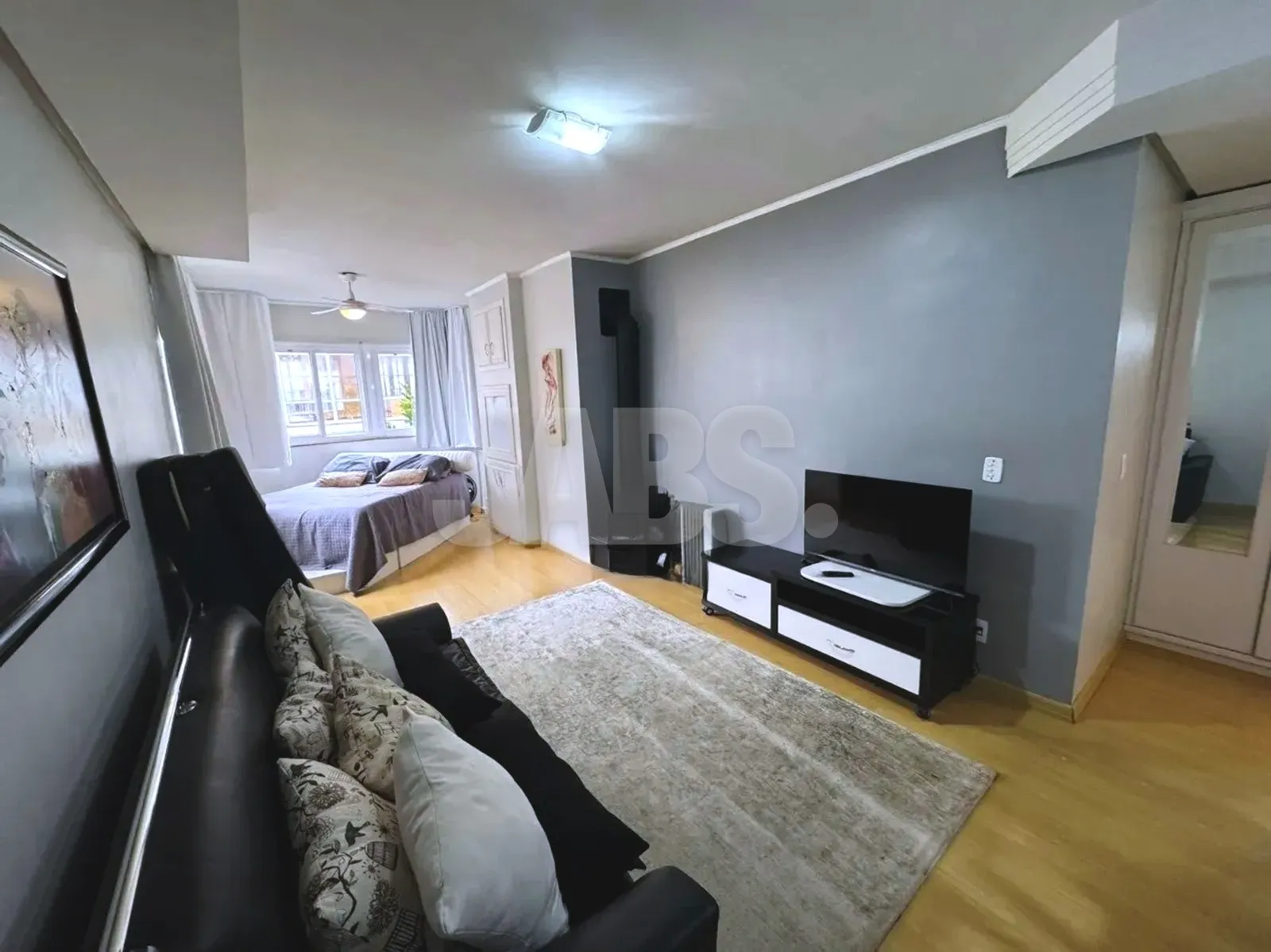 Sala com lareira e televisão