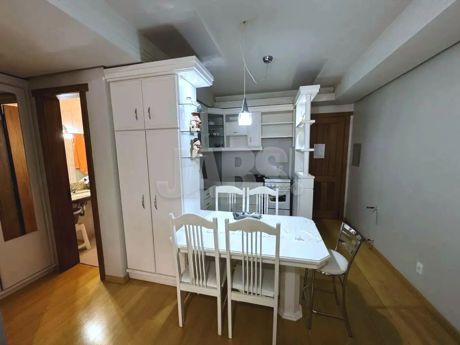 Mesa de jantar junto à cozinha