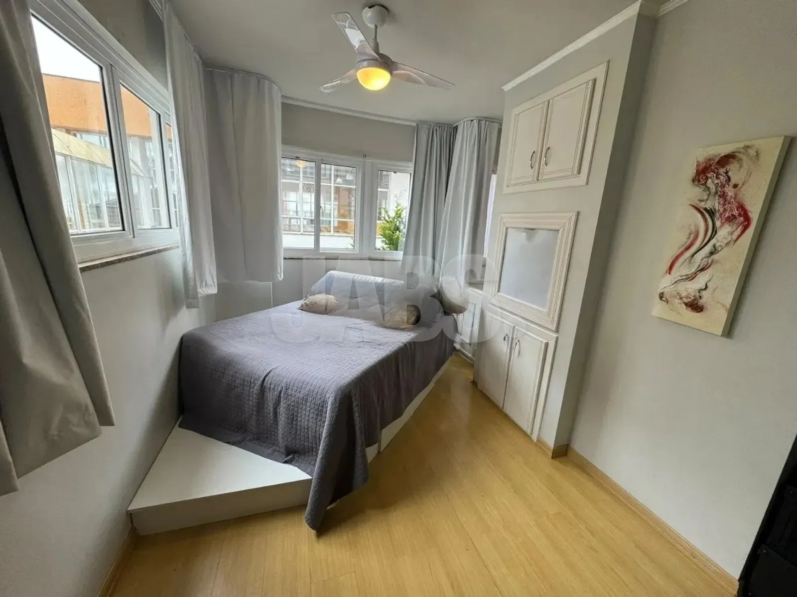 Cama com cabeceira e armários embutidos