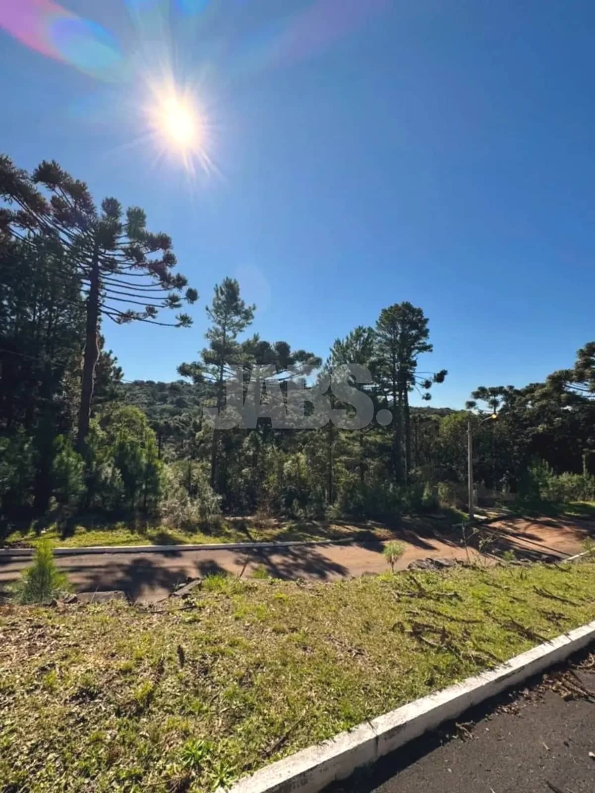 Vista do terreno com o vale ao fundo