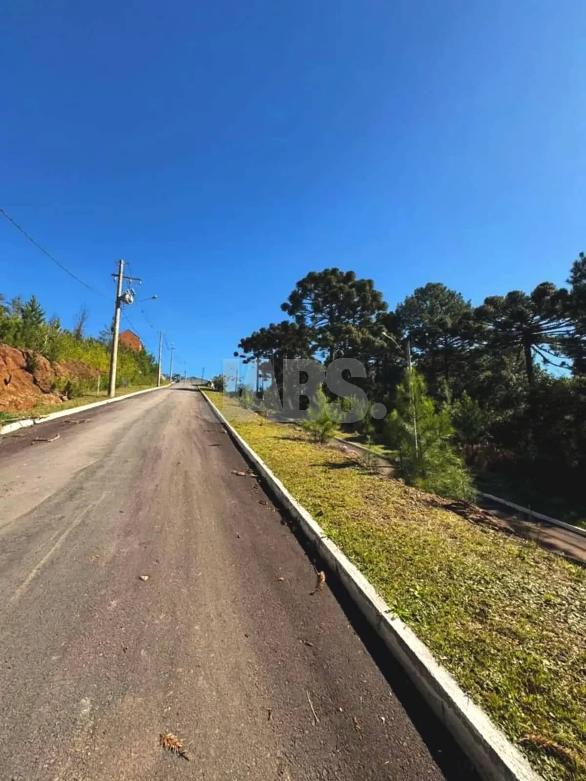 Rua asfaltada do loteamento