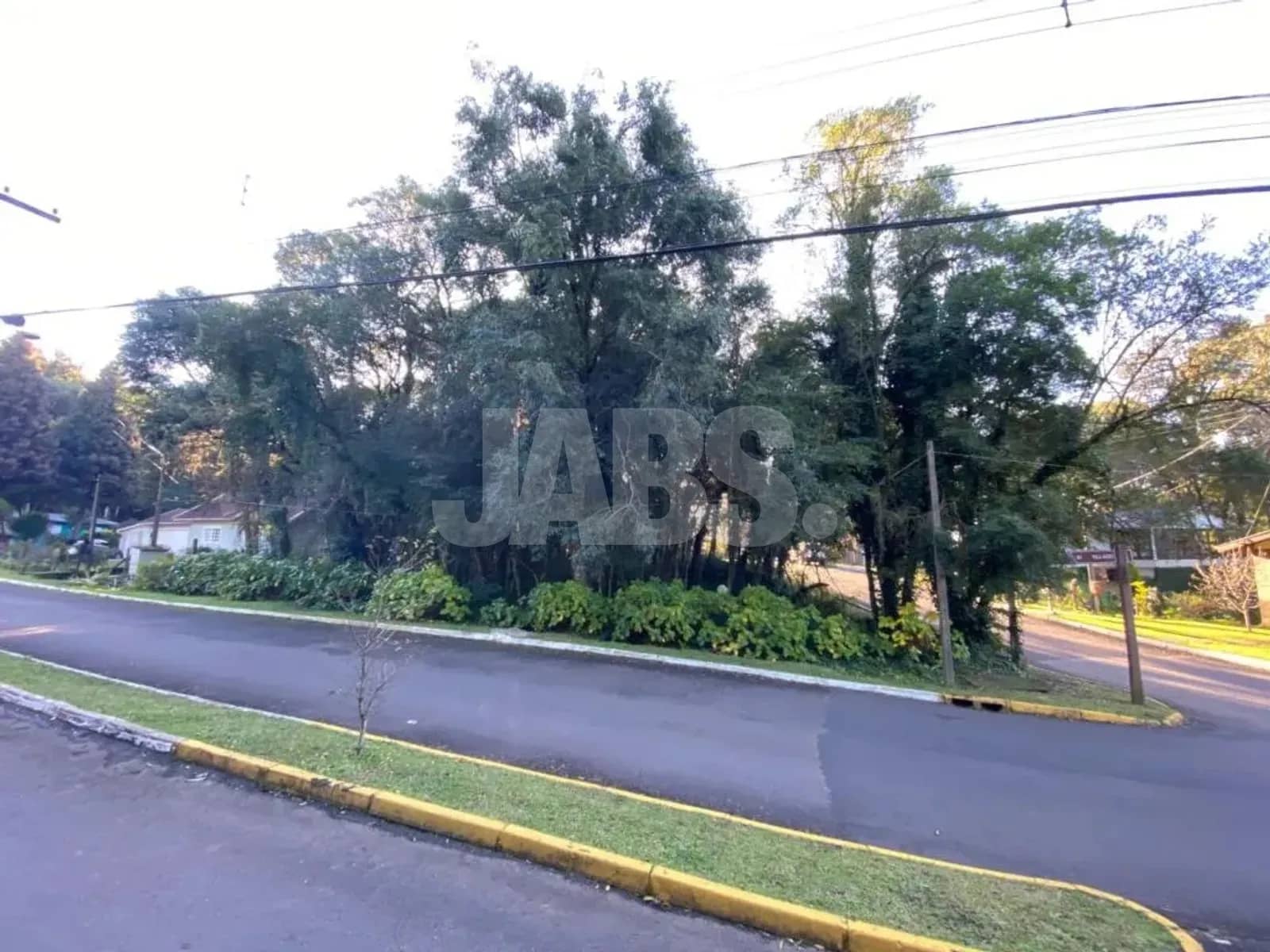 Frente do terreno na rua asfaltada do condomínio