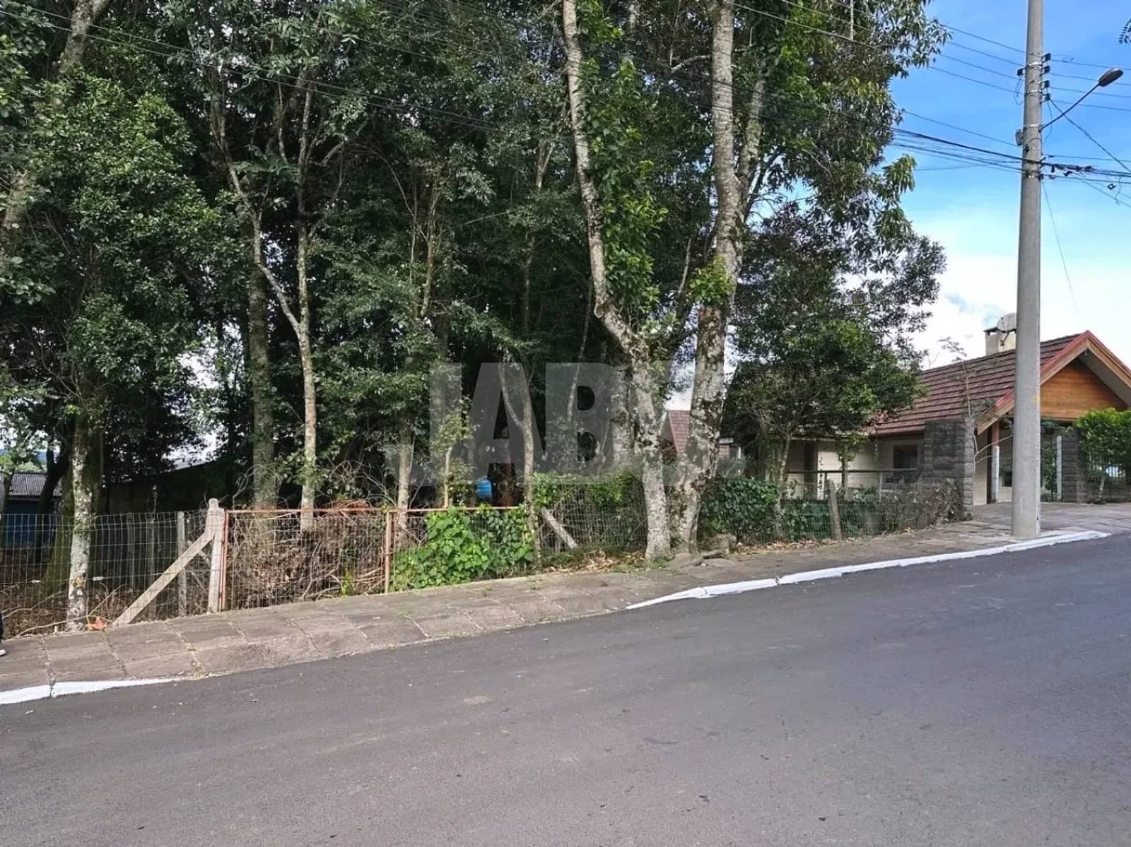 Frente do terreno na rua asfaltada