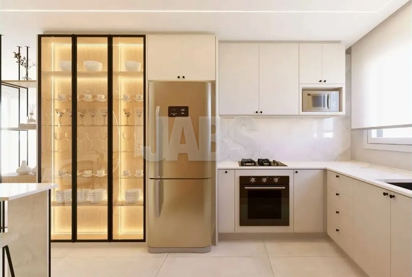 Cozinha com armários claros, cristaleira iluminada, geladeira inox e forno embutido