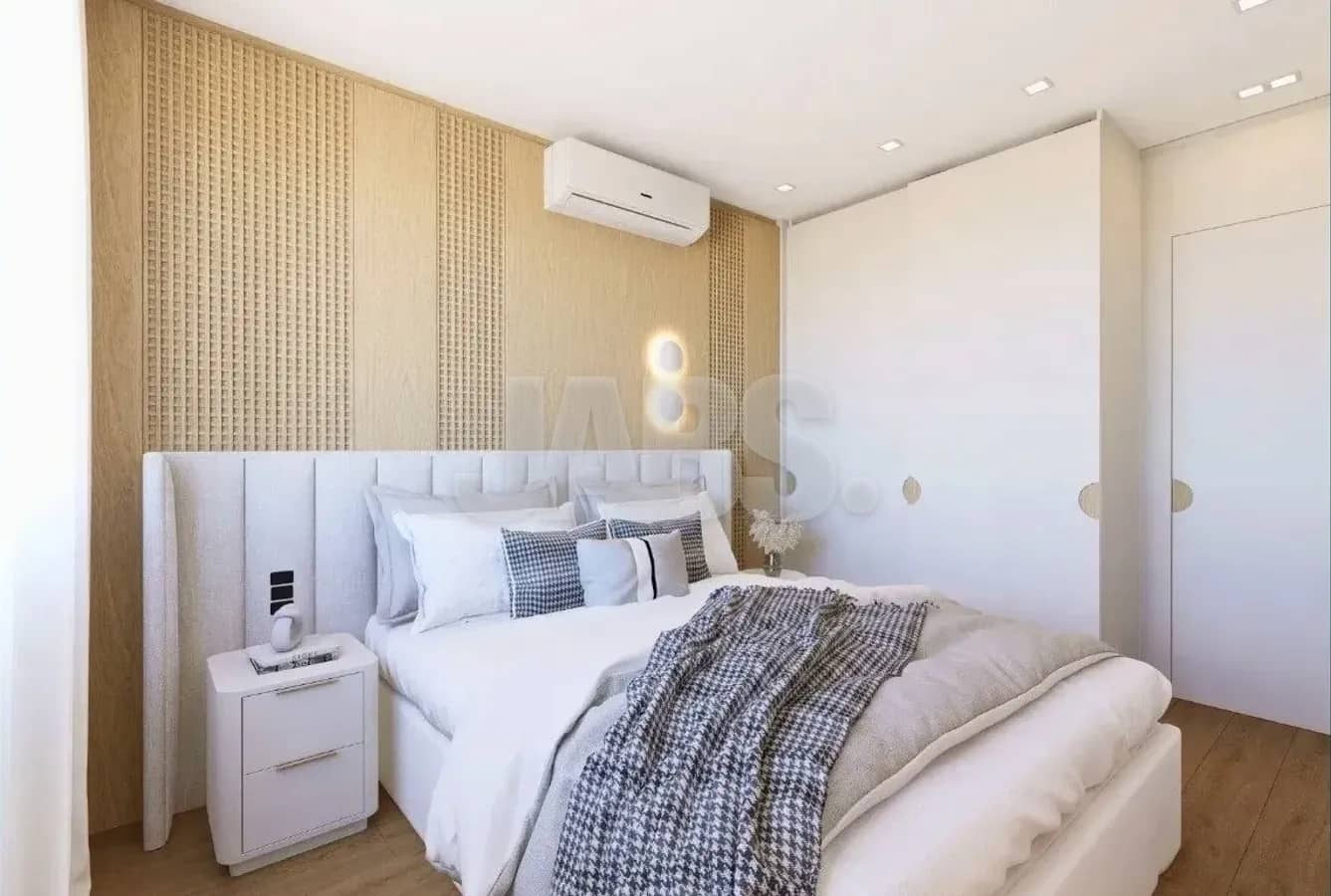 Suíte com cabeceira estofada alta, painel de madeira e ar-condicionado