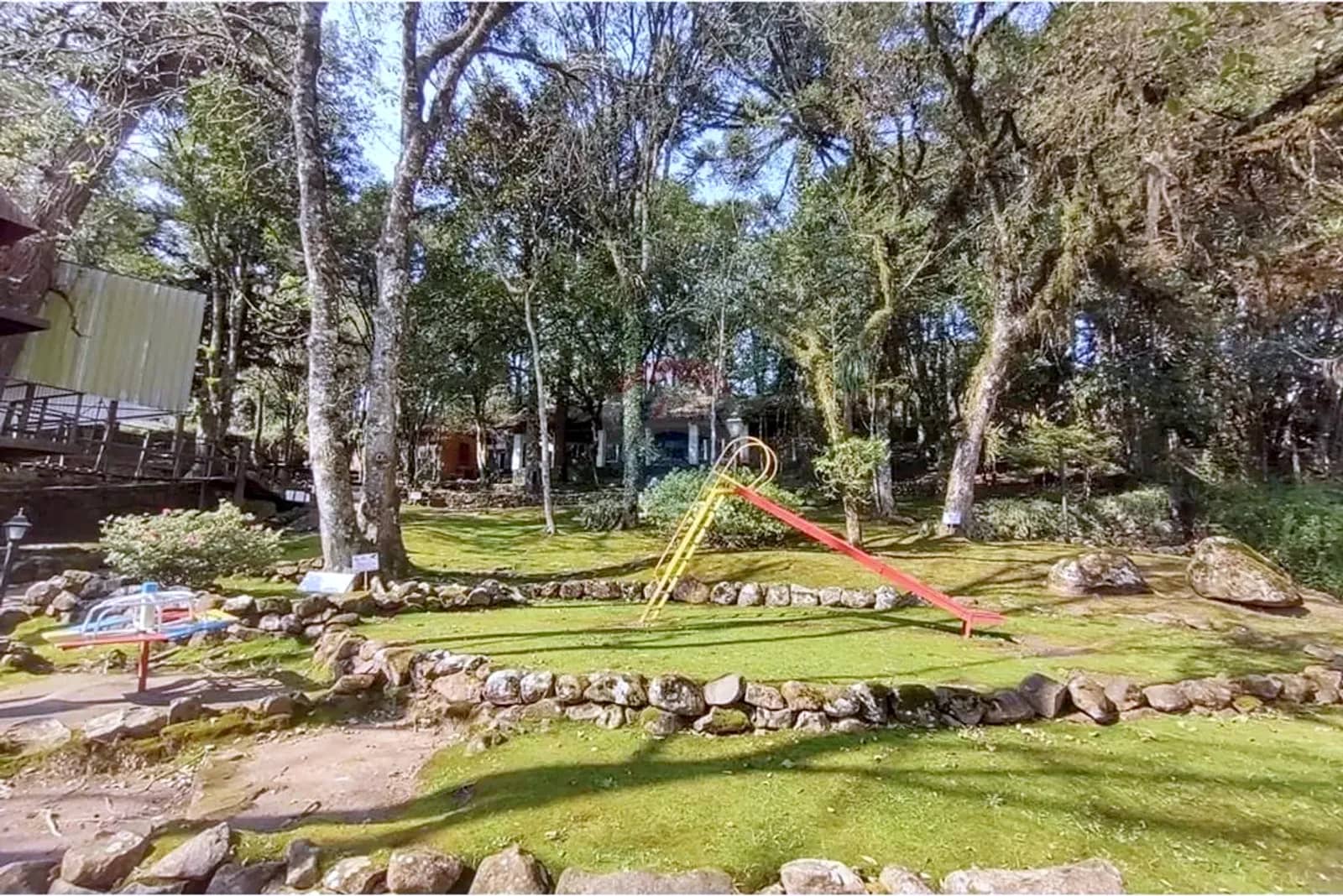 Jardim com playground no condomínio