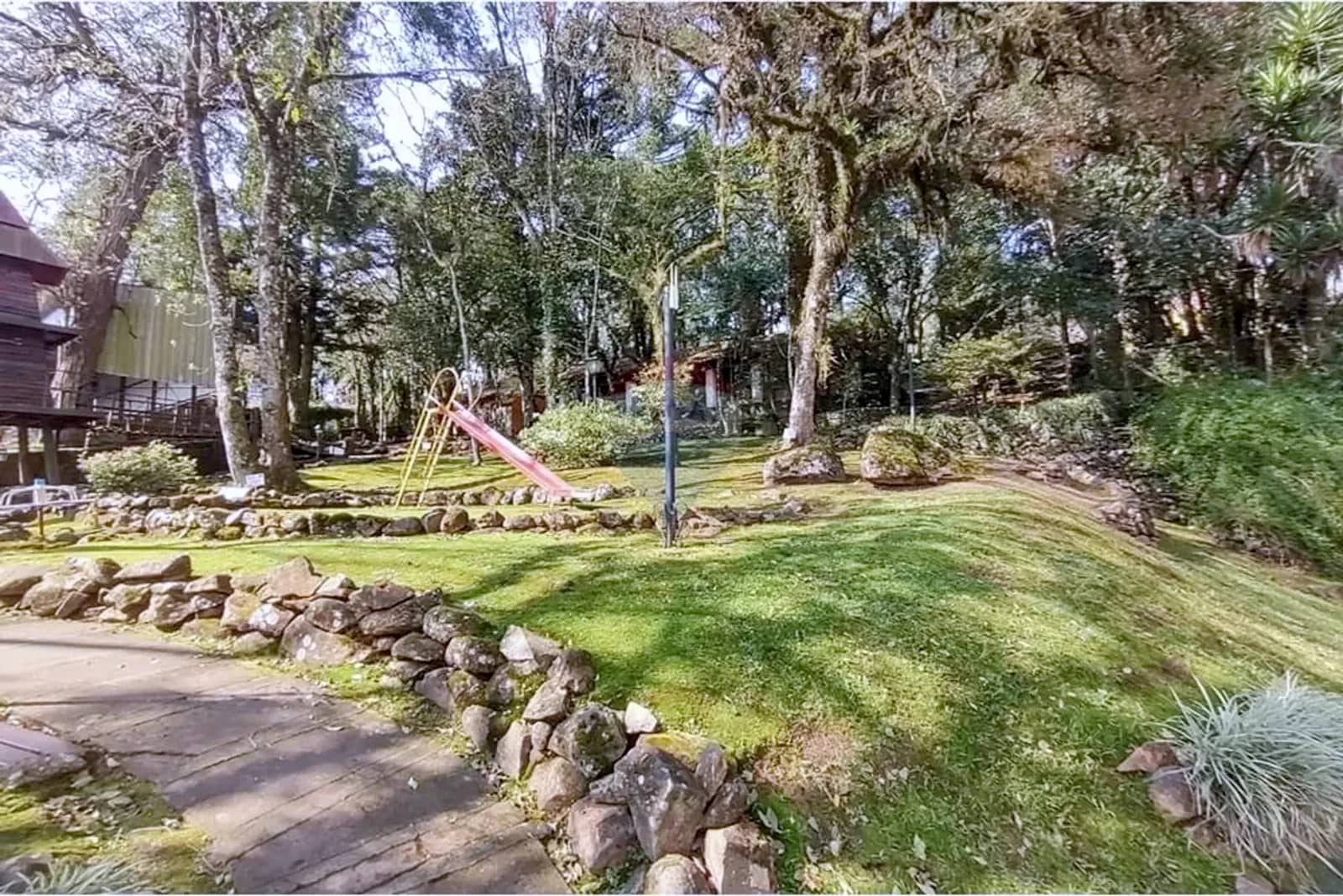 Jardim arborizado do condomínio