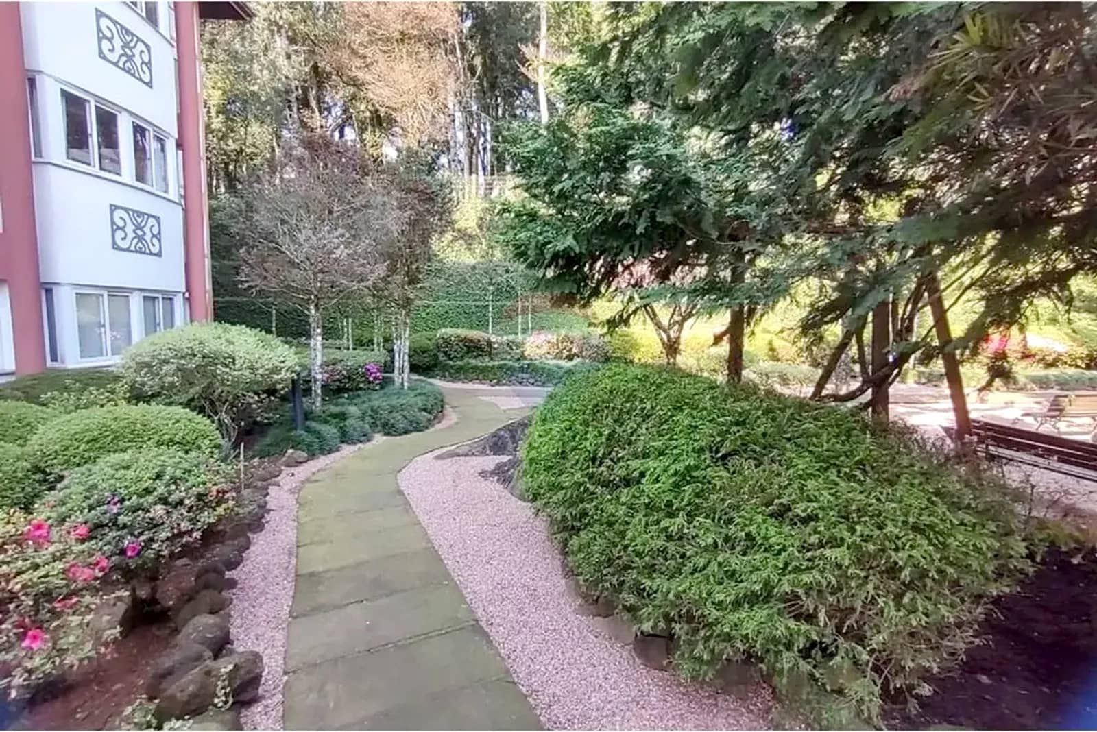 Caminho entre os jardins do condomínio