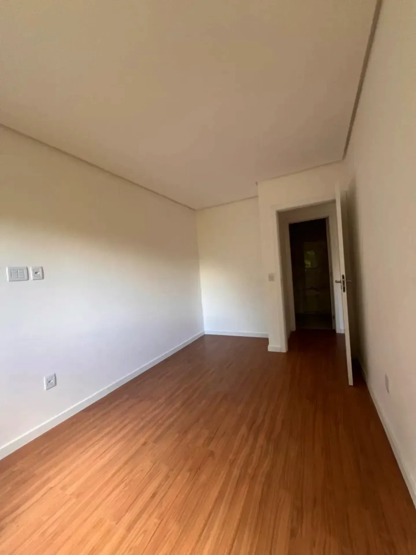 Dormitório com piso laminado