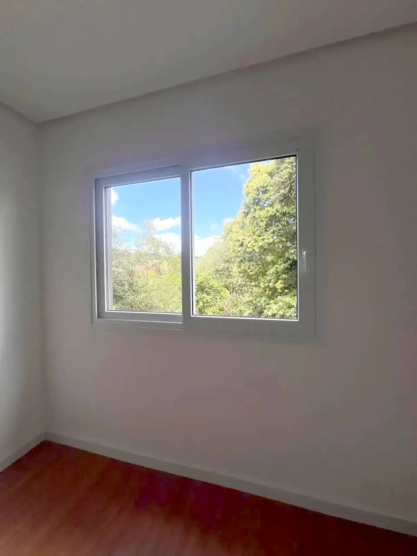 Janela do dormitório com vista para o verde