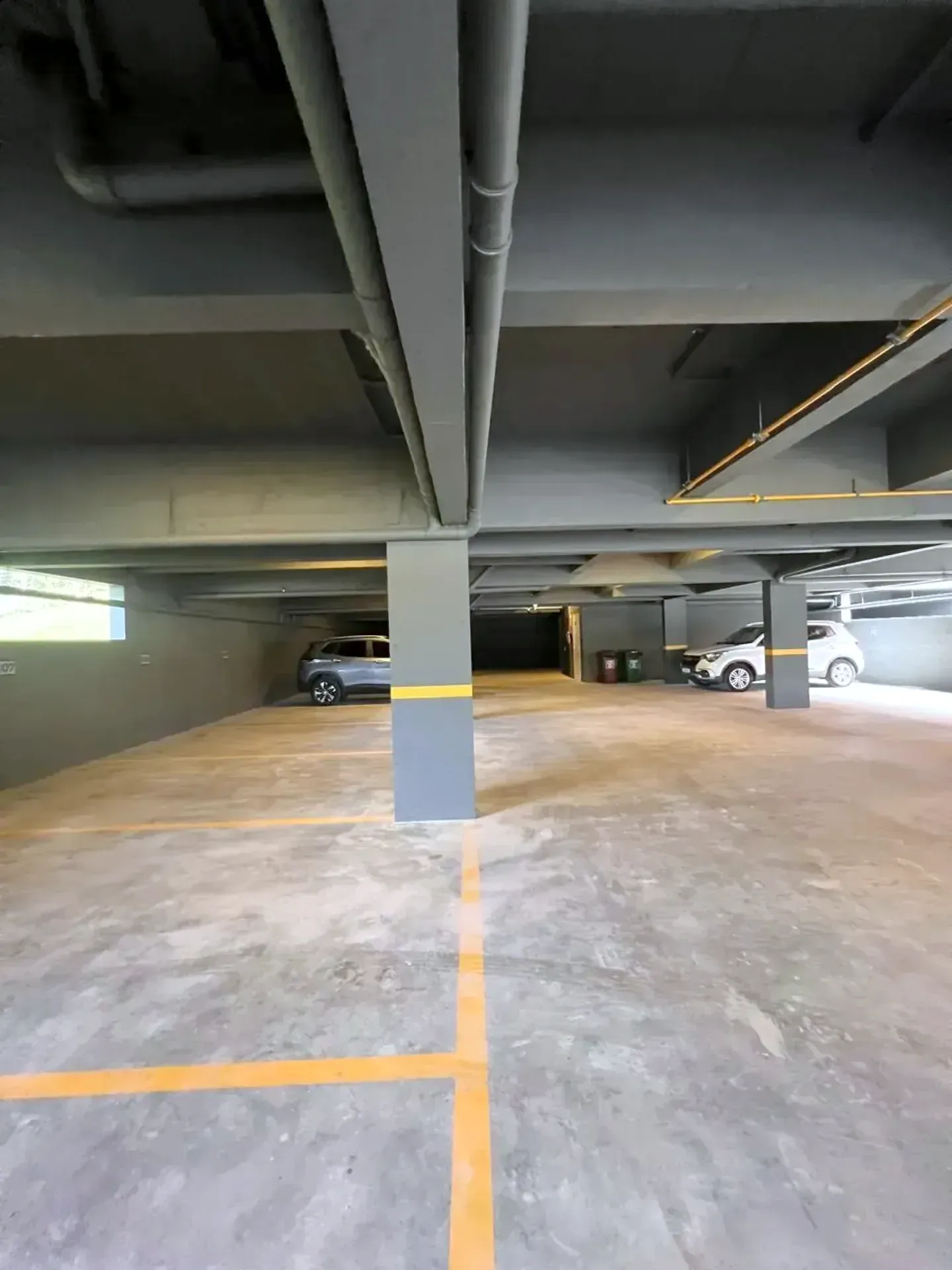 Garagem coberta do prédio