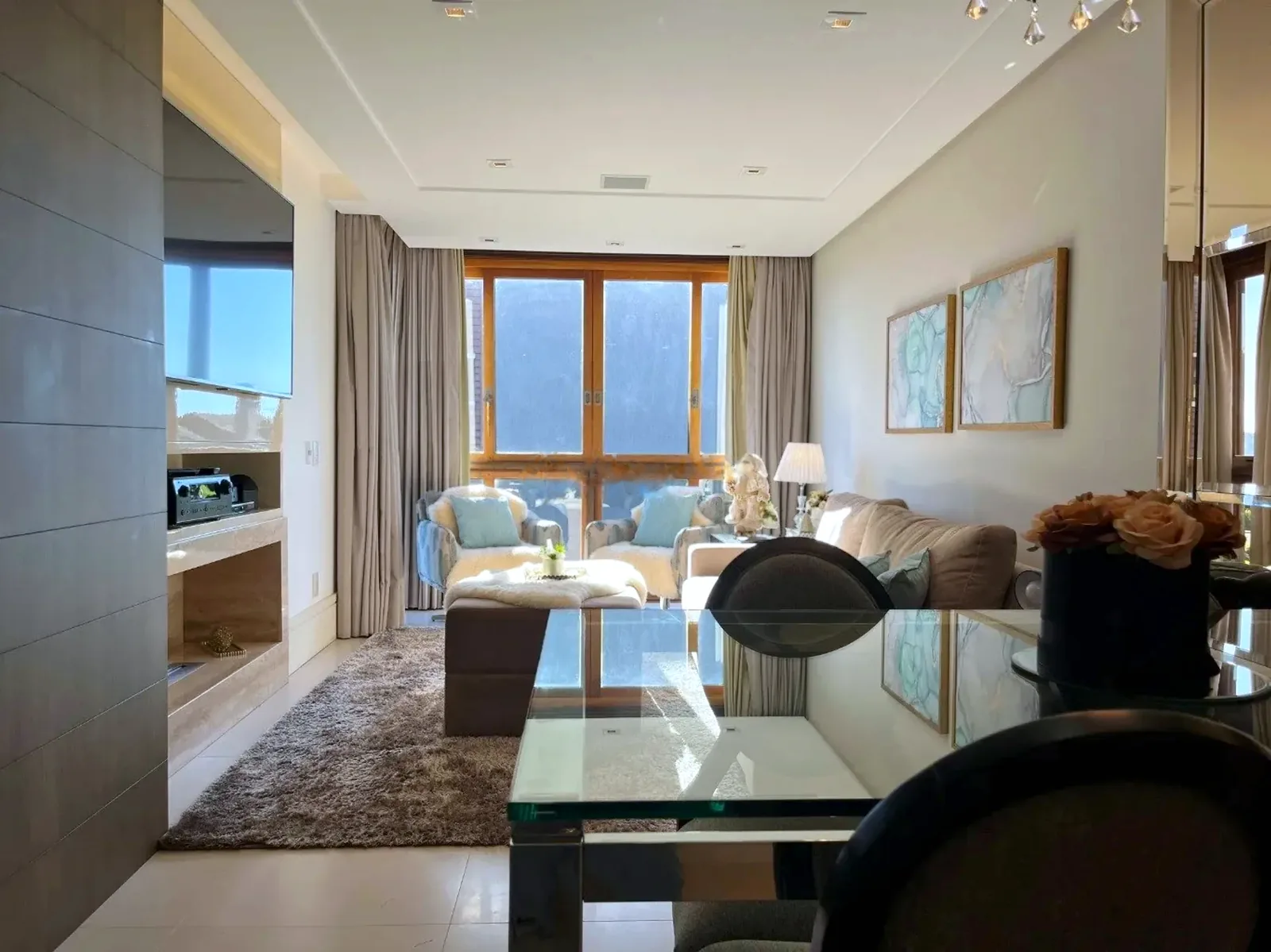 Living decorado com janela ampla, no Alphaville Gramado