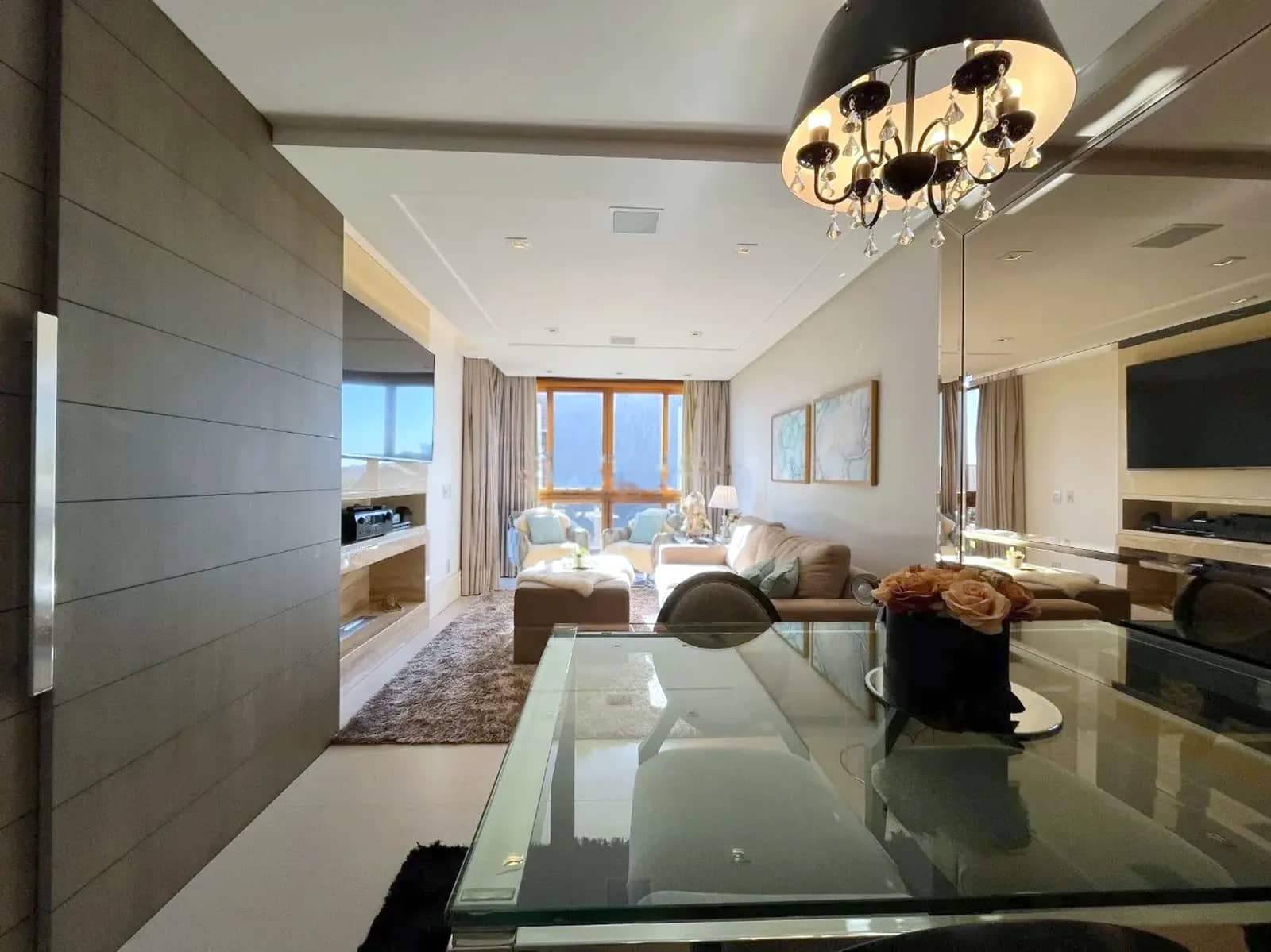Living com quadros e janelas