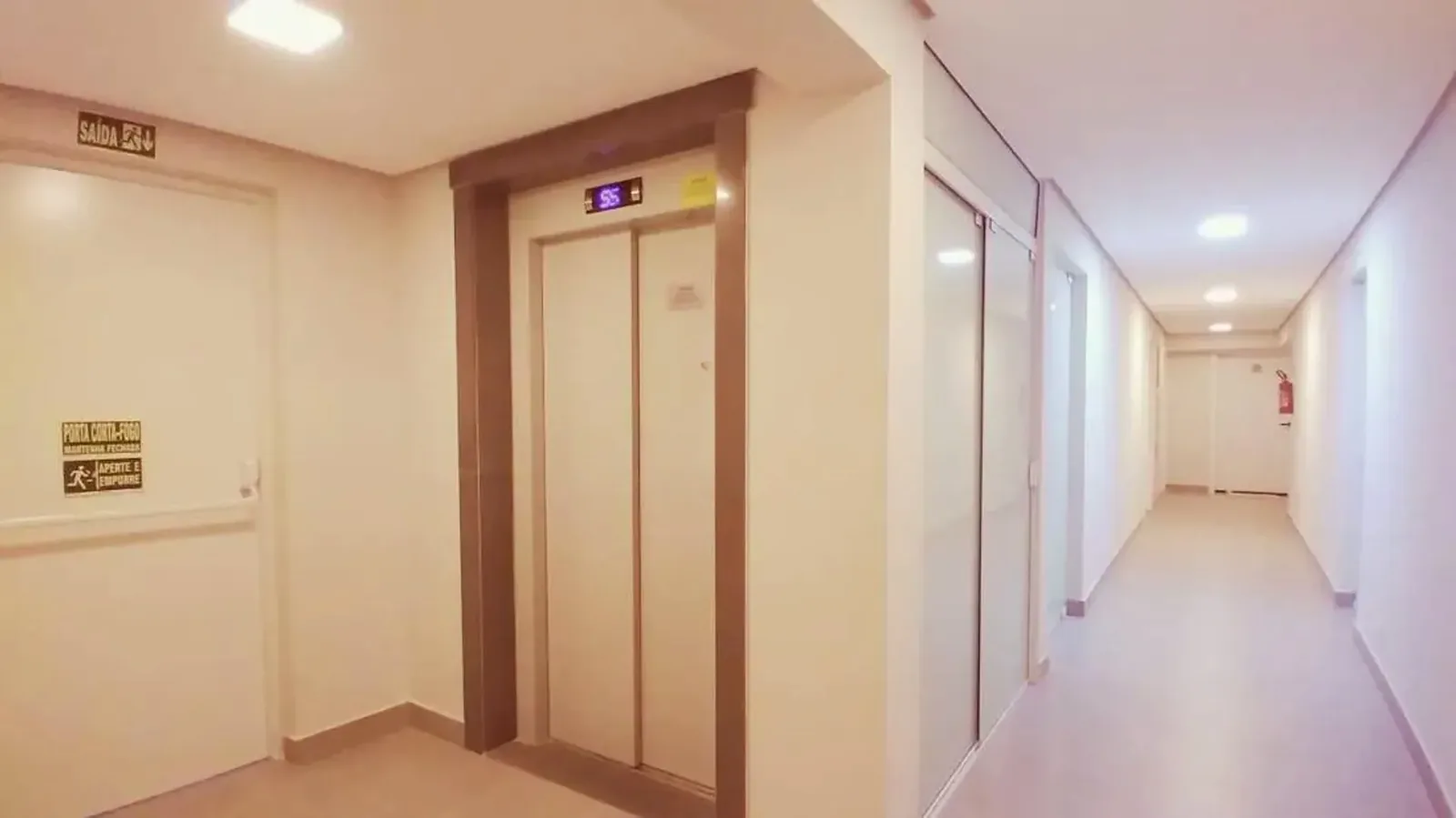 Hall com elevador