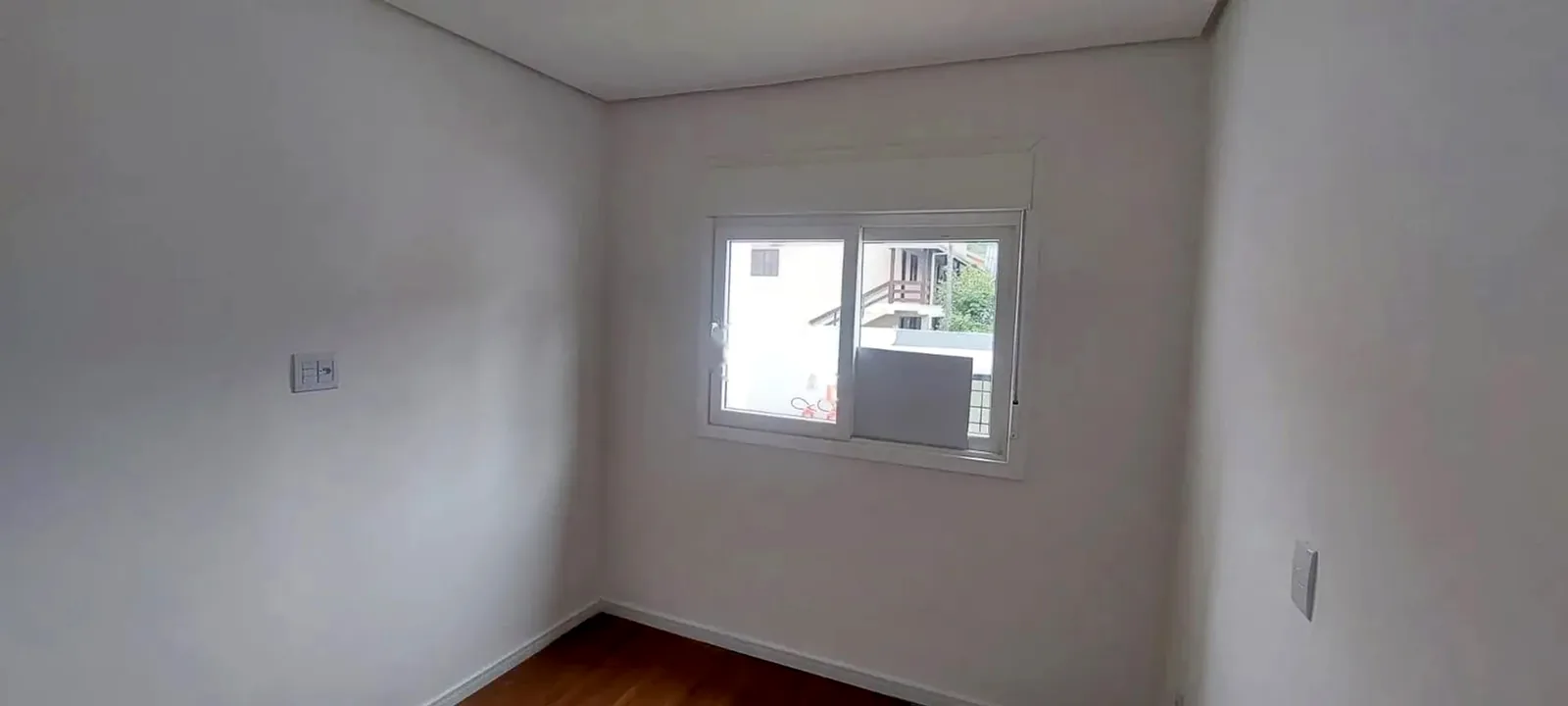 Dormitório com janela e piso laminado, no Dutra, em Gramado