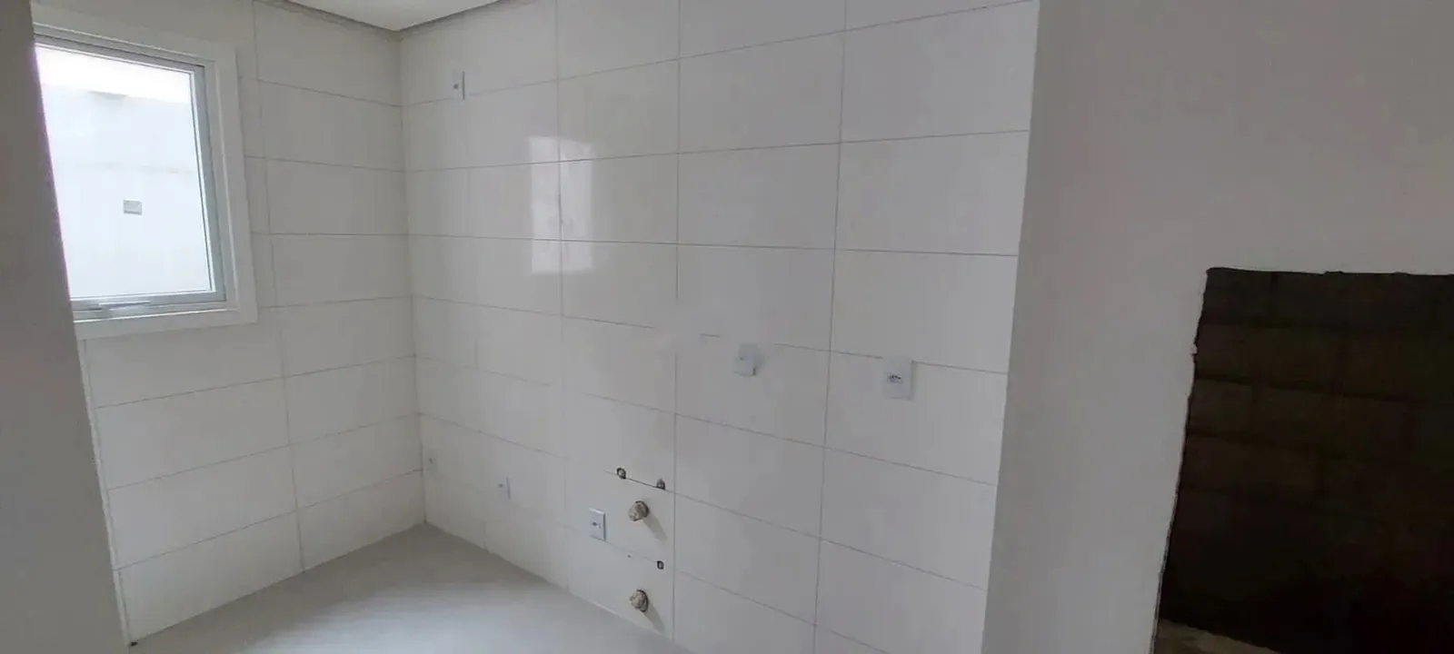 Área de serviço com porcelanato e janela