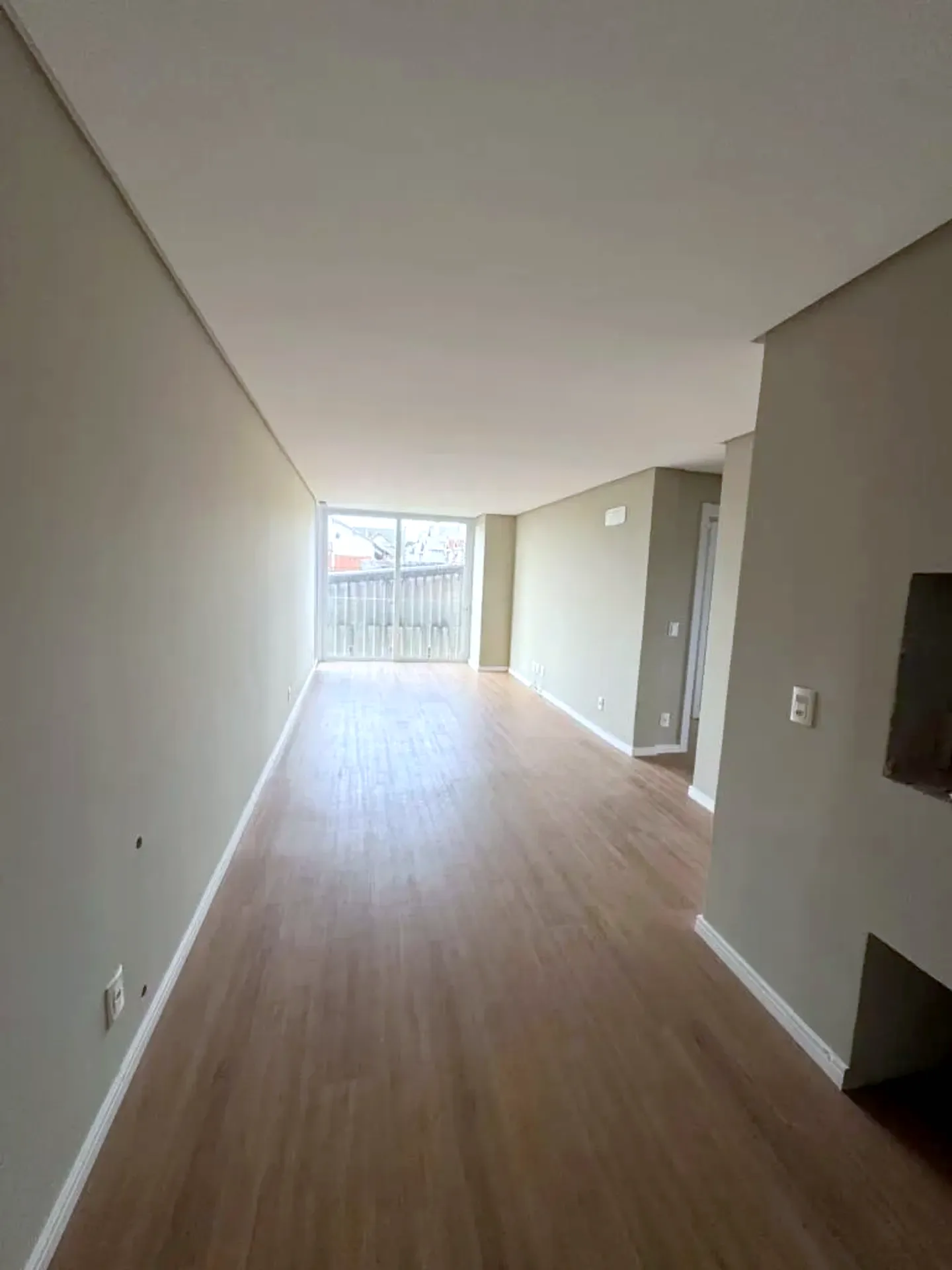 Living em dois ambientes com piso laminado