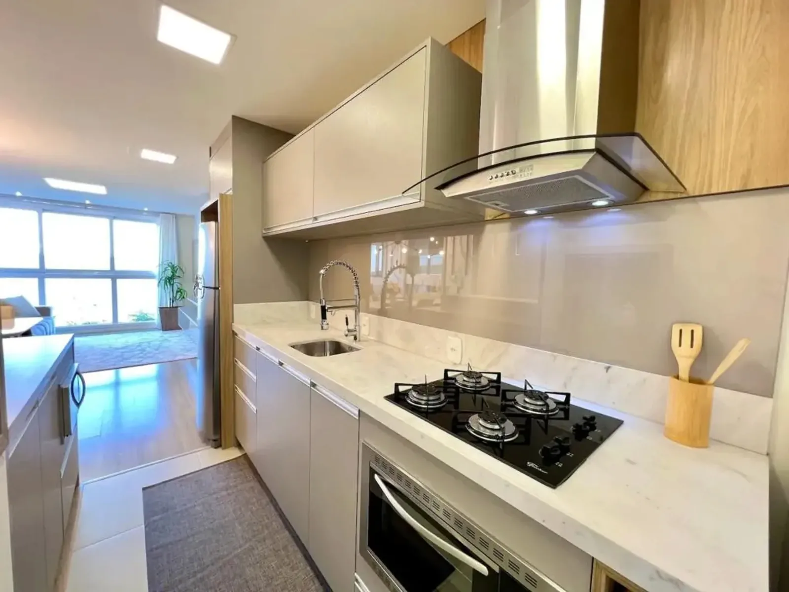 Cozinha com cooktop e bancada