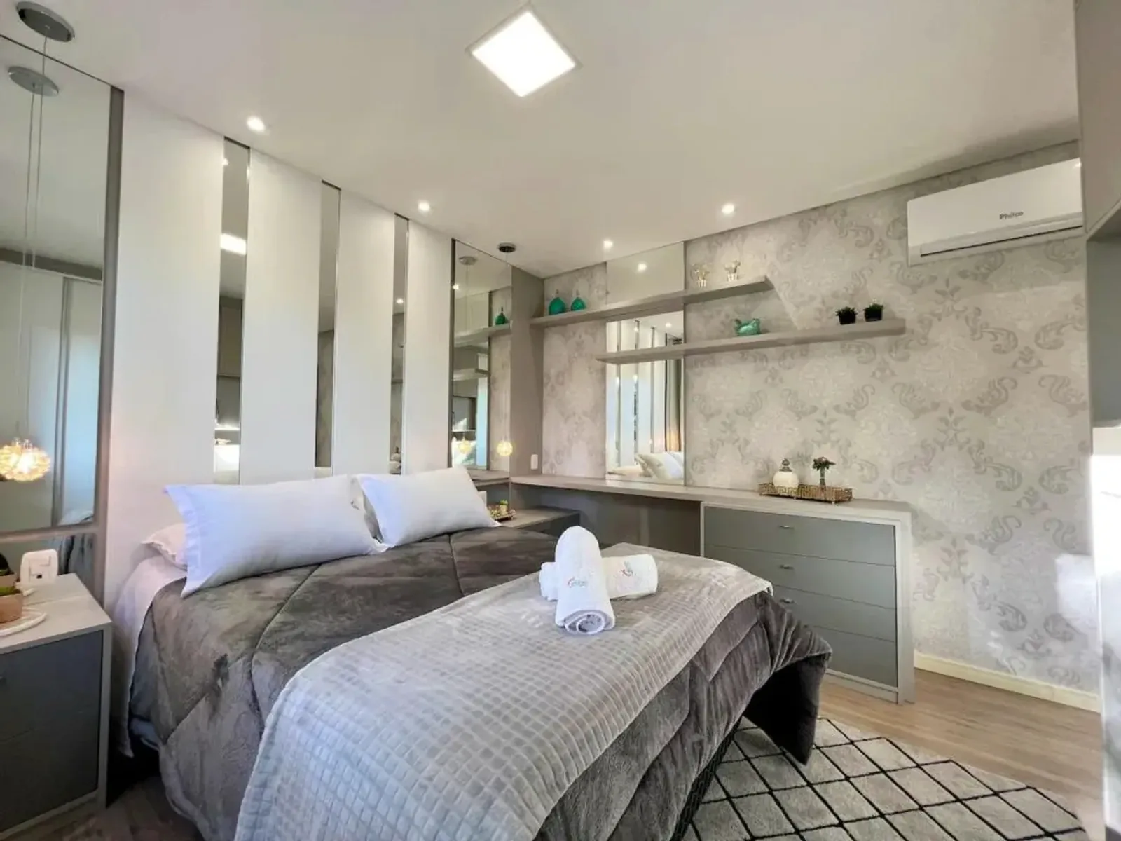 Suíte com cama de casal e janela