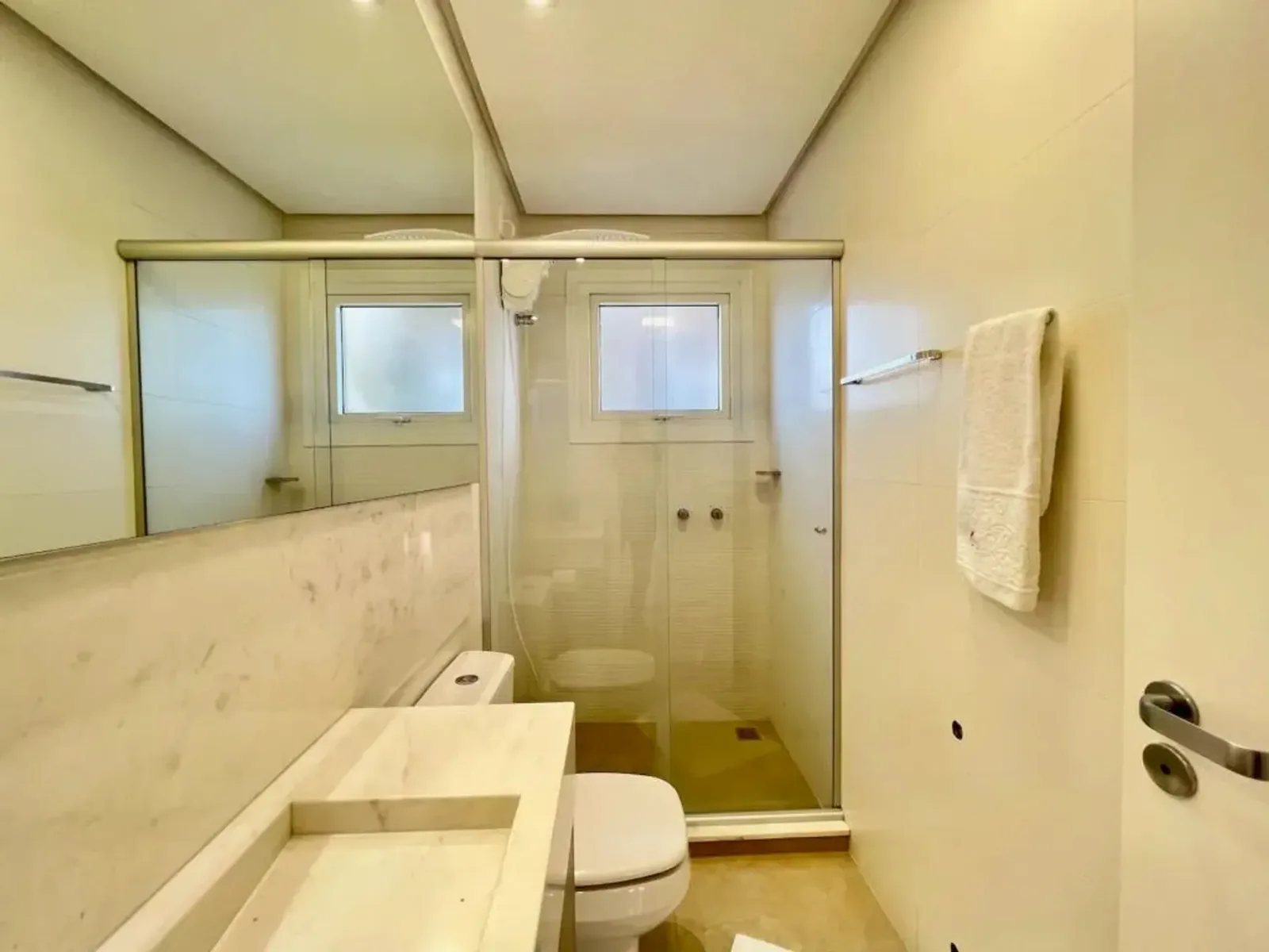 Banheiro com box de vidro