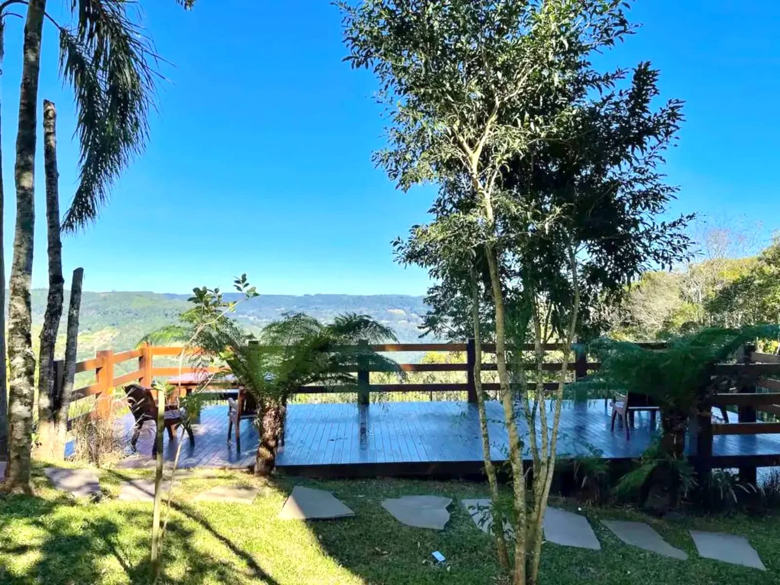 Deck do residencial com vista para o vale