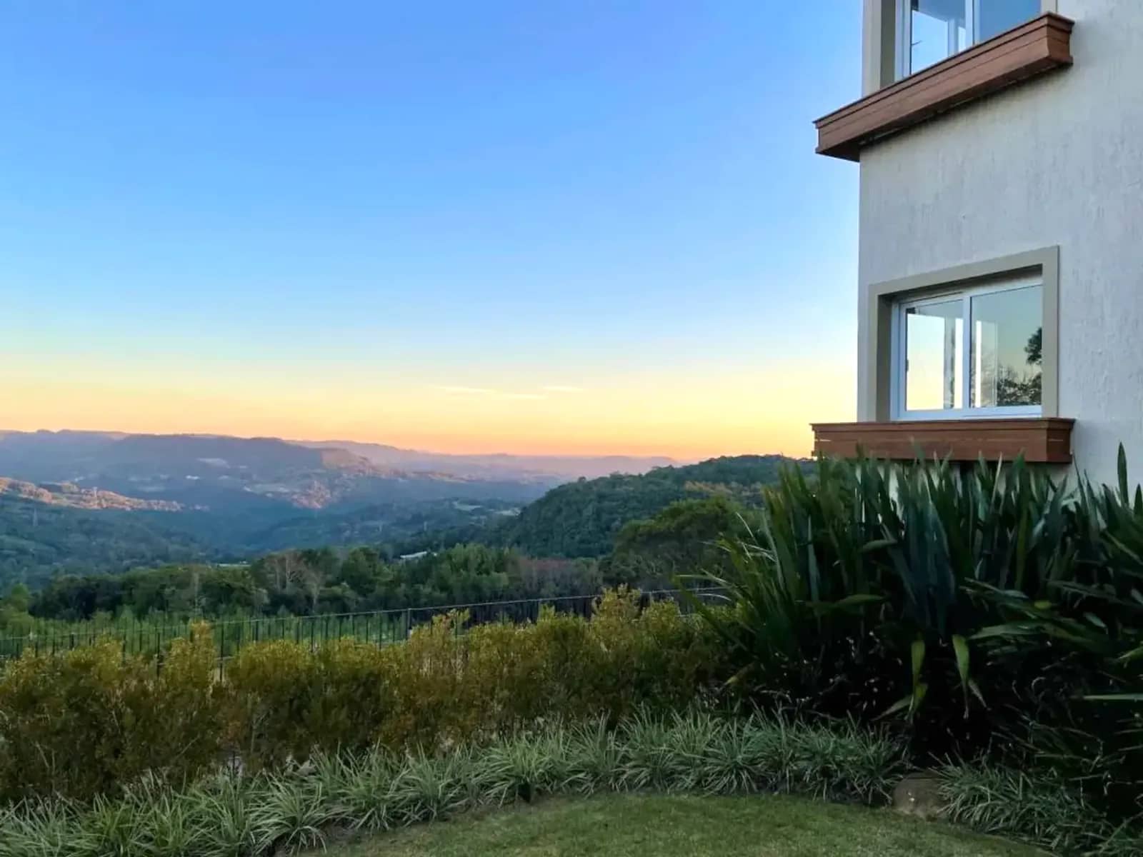 Pôr do sol sobre o vale visto do prédio